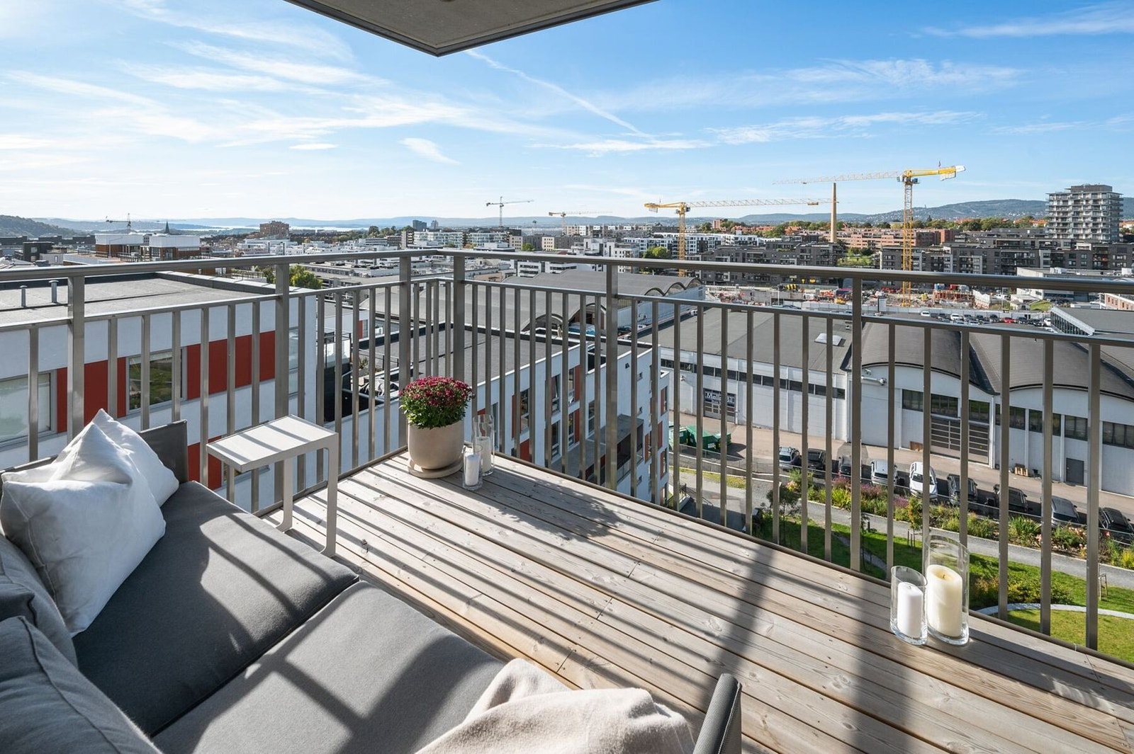 Her kan du lene deg tilbake og nyte ettermiddags- og kveldssolen i fulle drag. Galleribilde