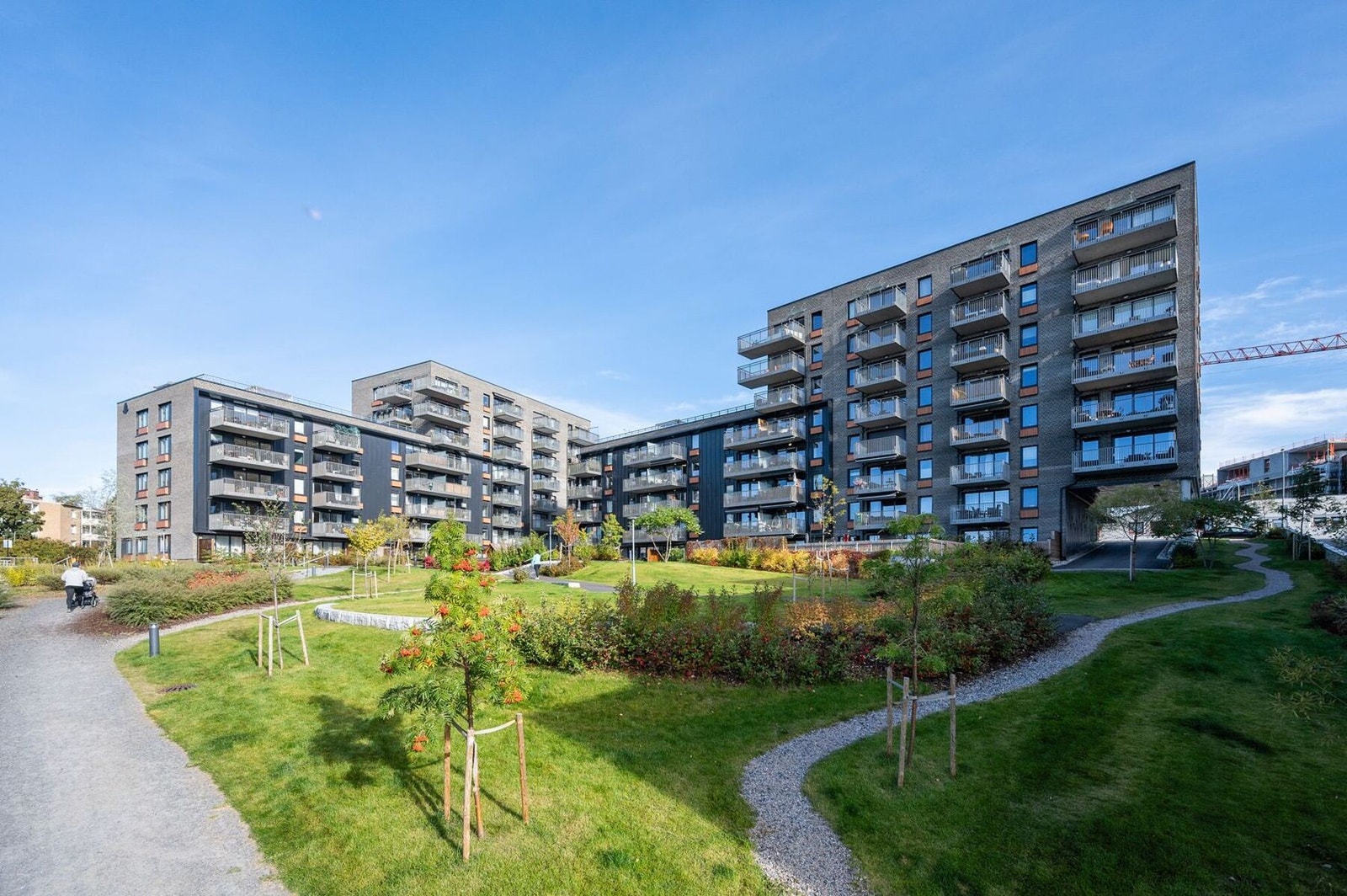 Velholdte fellesområder med grønne omgivelser, gangstier og lekeplasser - ideelt for både store og små. Galleribilde