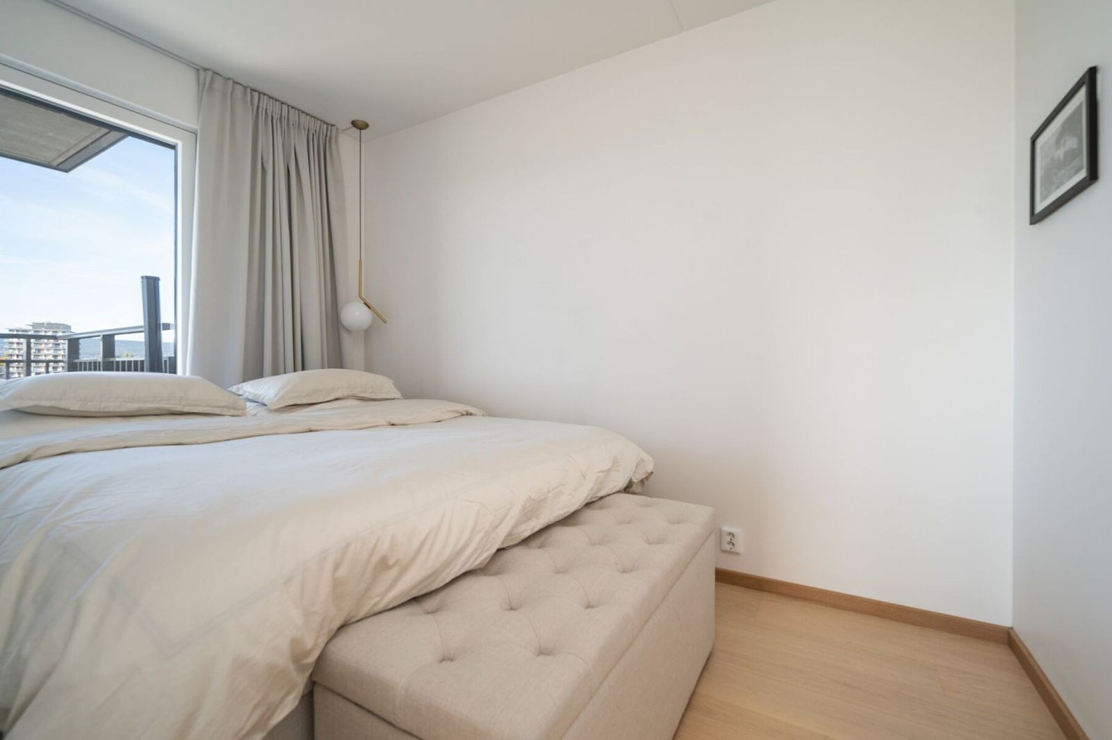 Lyst og romslig soverom med plass til dobbeltseng og nattbord. Galleribilde