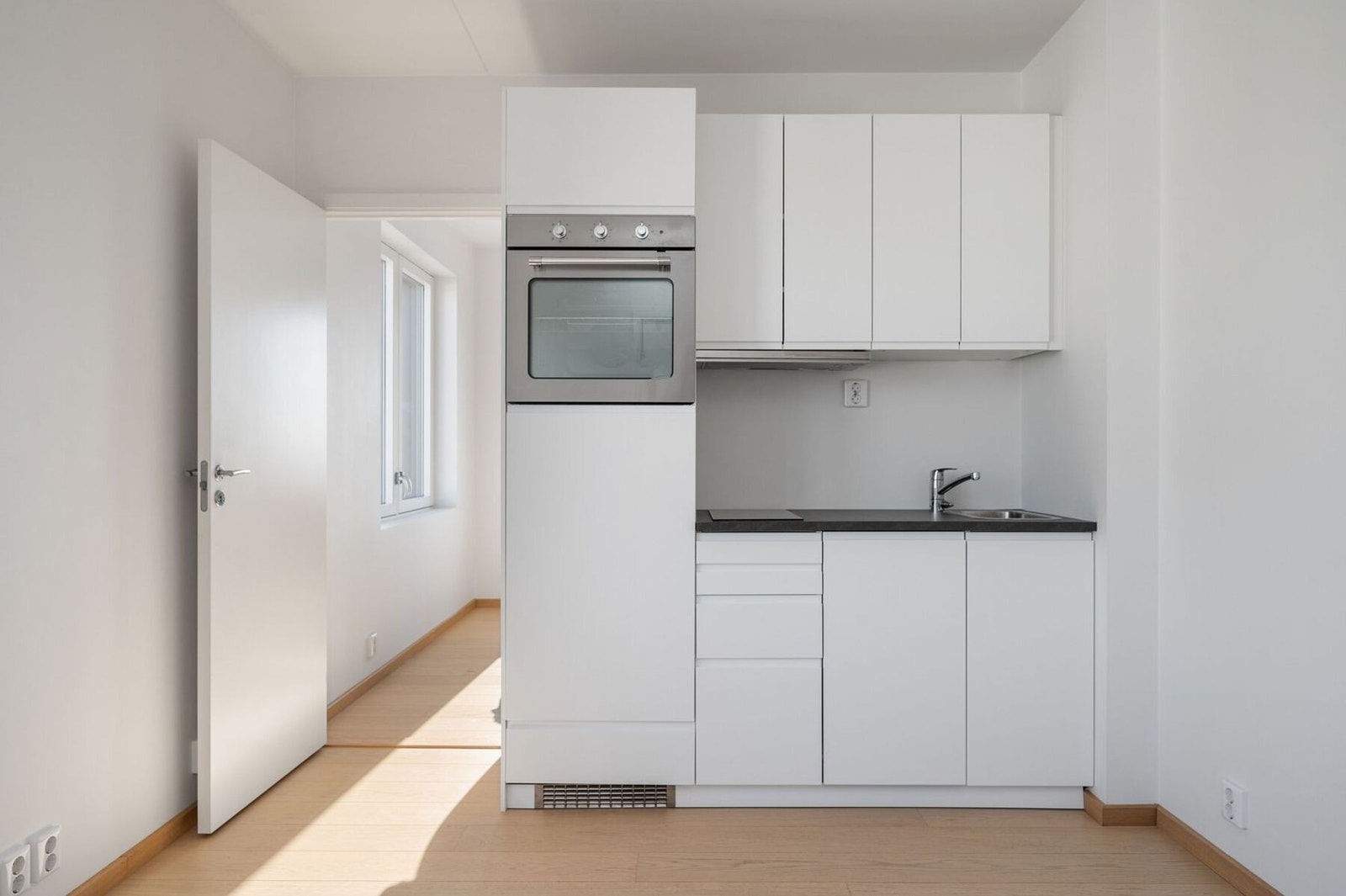 Hybel - Praktisk kjøkken med god skapplass og alt du trenger for en funksjonell hybeldel. Galleribilde