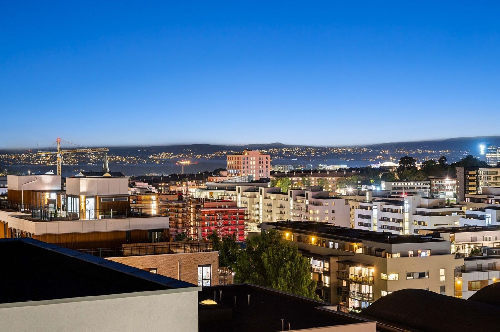 En rålekker og unik 4-roms hjørneleilighet med balkong, spektakulær utsikt, garasjeplass og hybel! Galleribilde