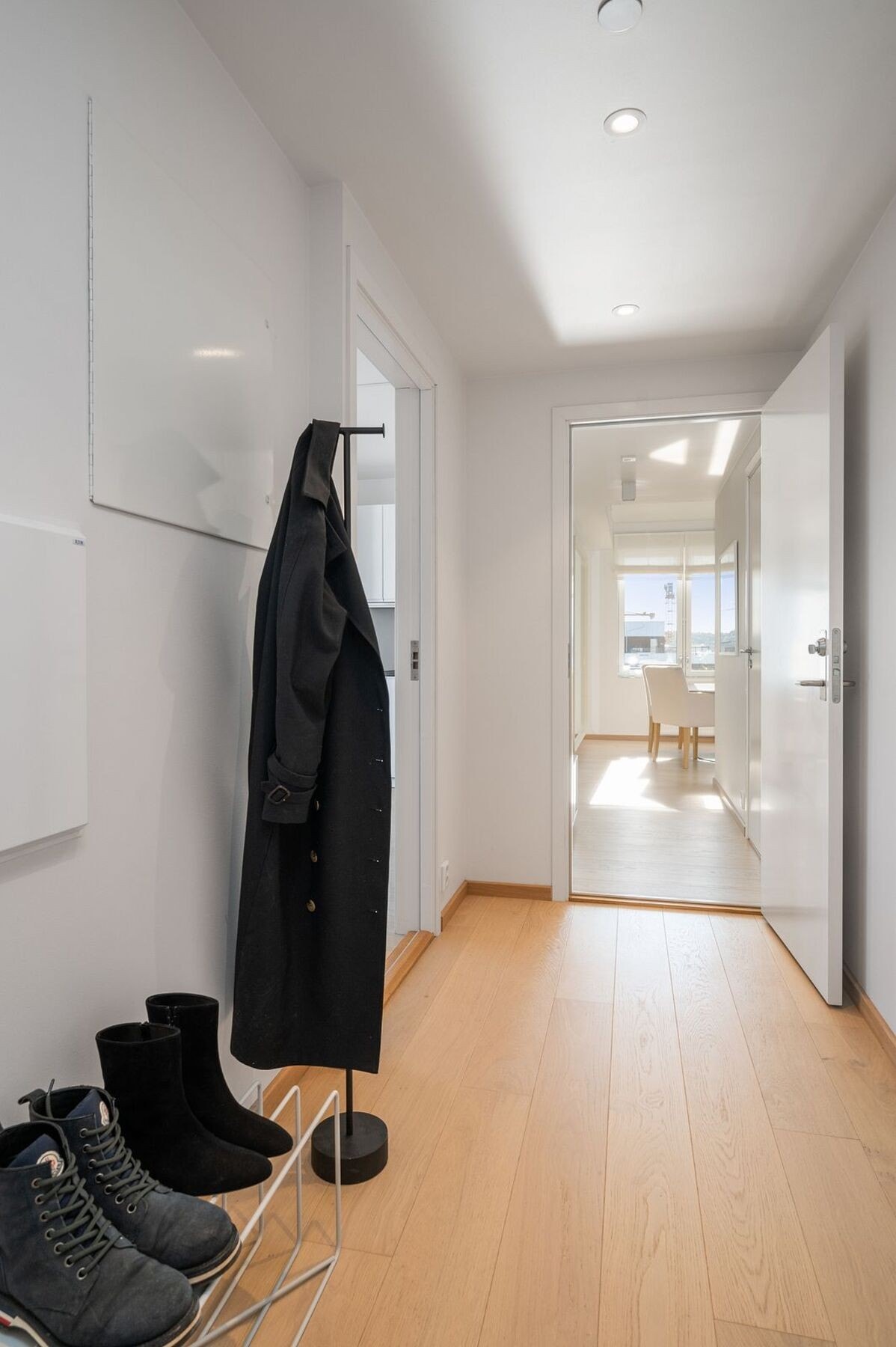 Entréen deles med hybelen, og begge har egen inngang fra gangen. Galleribilde