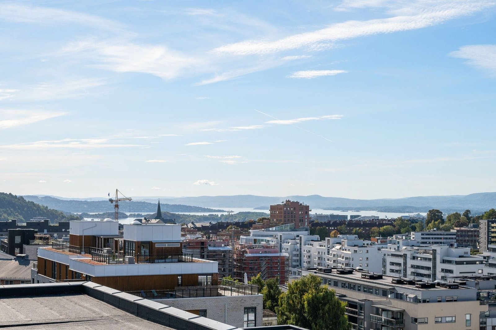 Fra balkongen er det panoramautsikt over byen og fjorden. Galleribilde