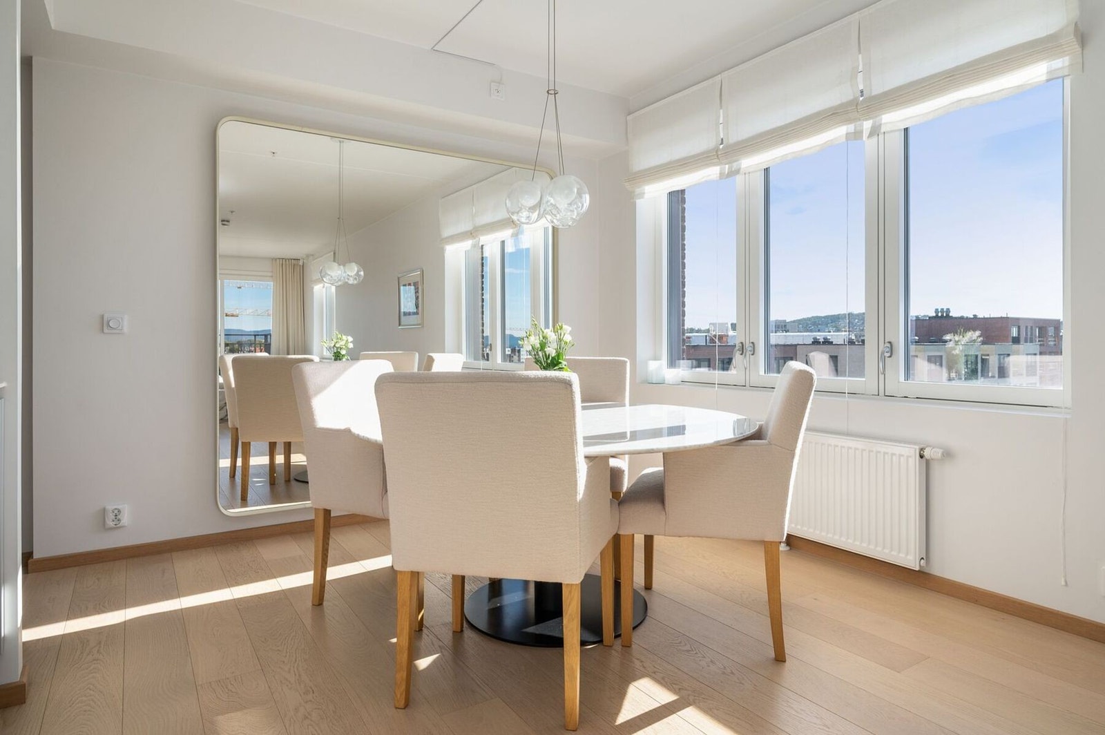 Her kan måltidene nytes med flott utsikt og en lys atmosfære som skaper trivsel. Galleribilde