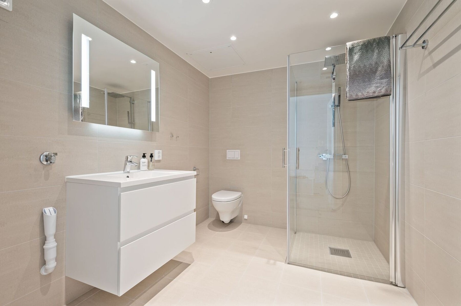 Lekkert og delikat bad med opplegg for vaskemaskin. Galleribilde