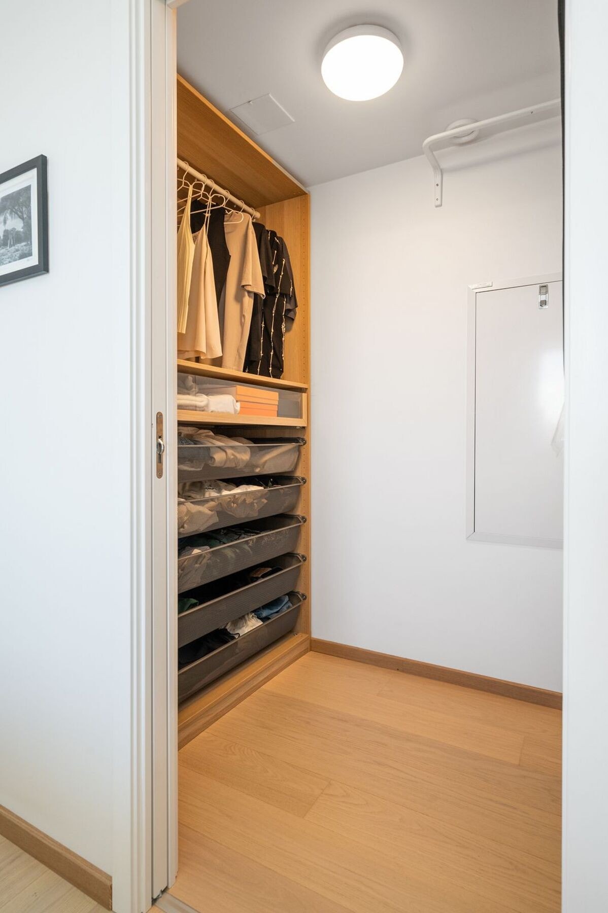 Praktisk walk-in garderobe med rikelig oppbevaringsplass. Galleribilde