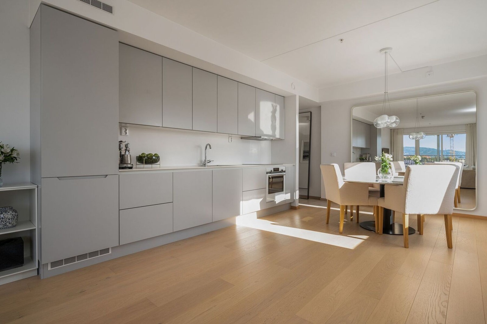 Kjøkkenet har et gjennomført design og ligger i åpen løsning mot stue og spiseplass. Galleribilde