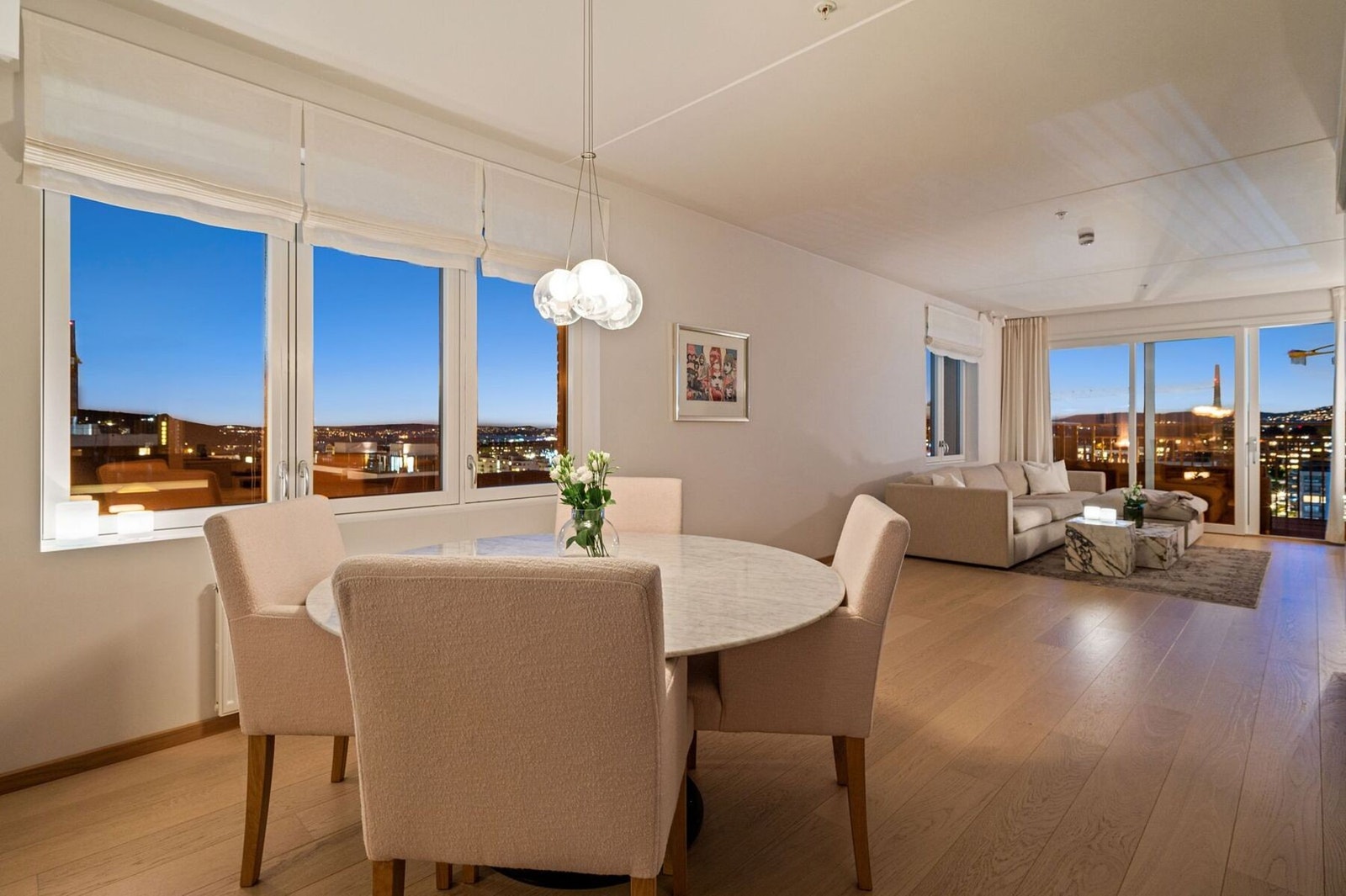 Stuen får en lun og innbydende stemning når kvelden senker seg. Galleribilde