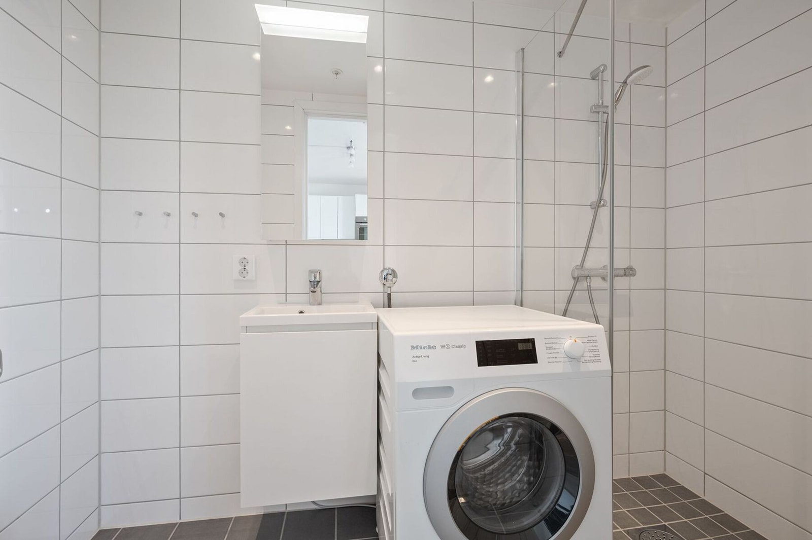 Hybel - Lyst og pent bad med opplegg for vaskemaskin. Galleribilde