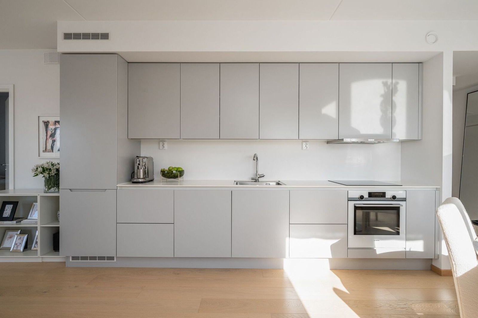 Her får du et funksjonelt kjøkken med rikelig oppbevaringsplass og gode arbeidsflater. Galleribilde