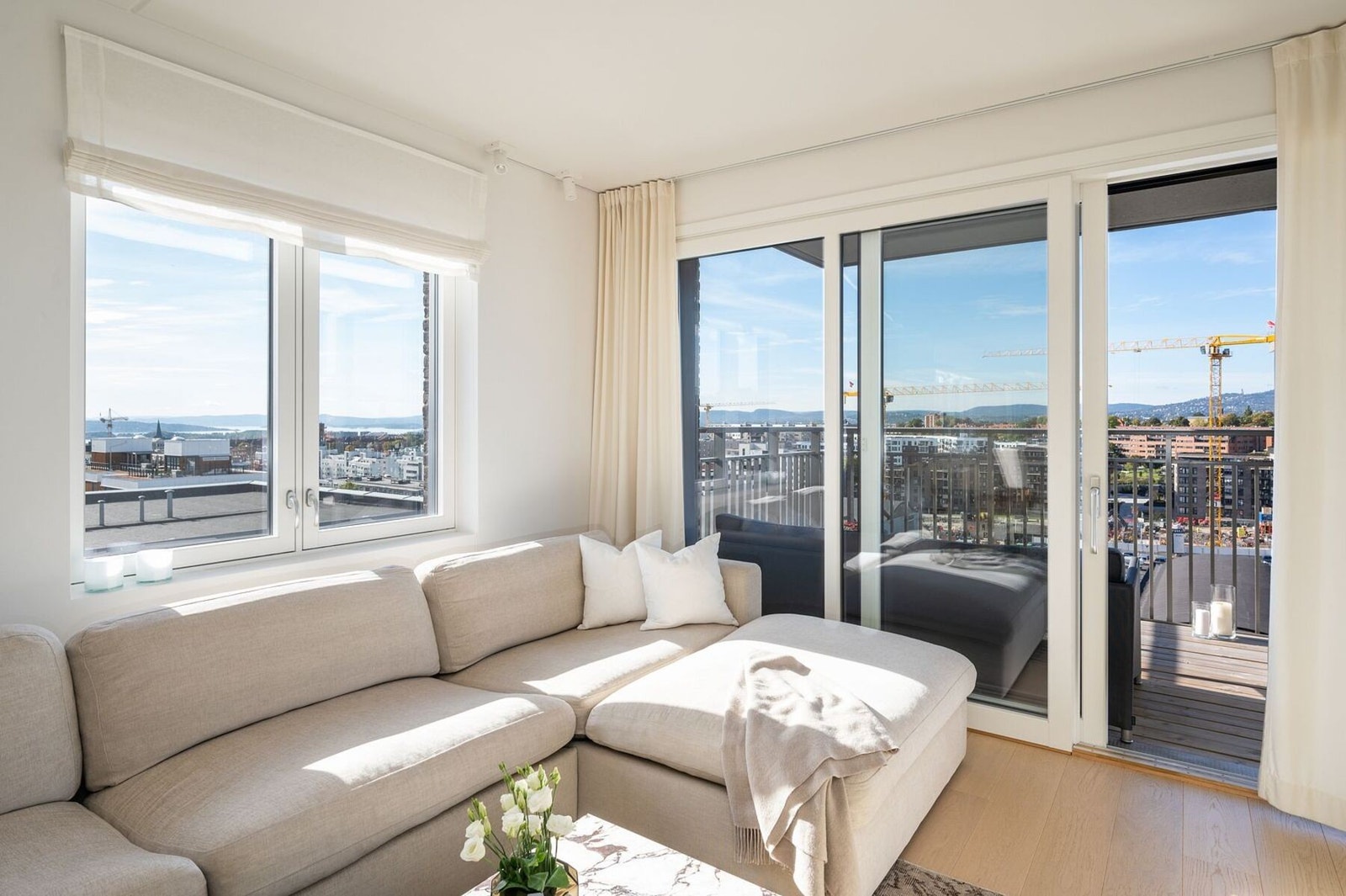 Sofakroken bader i lys og omfavnes av en imponerende utsikt. Galleribilde