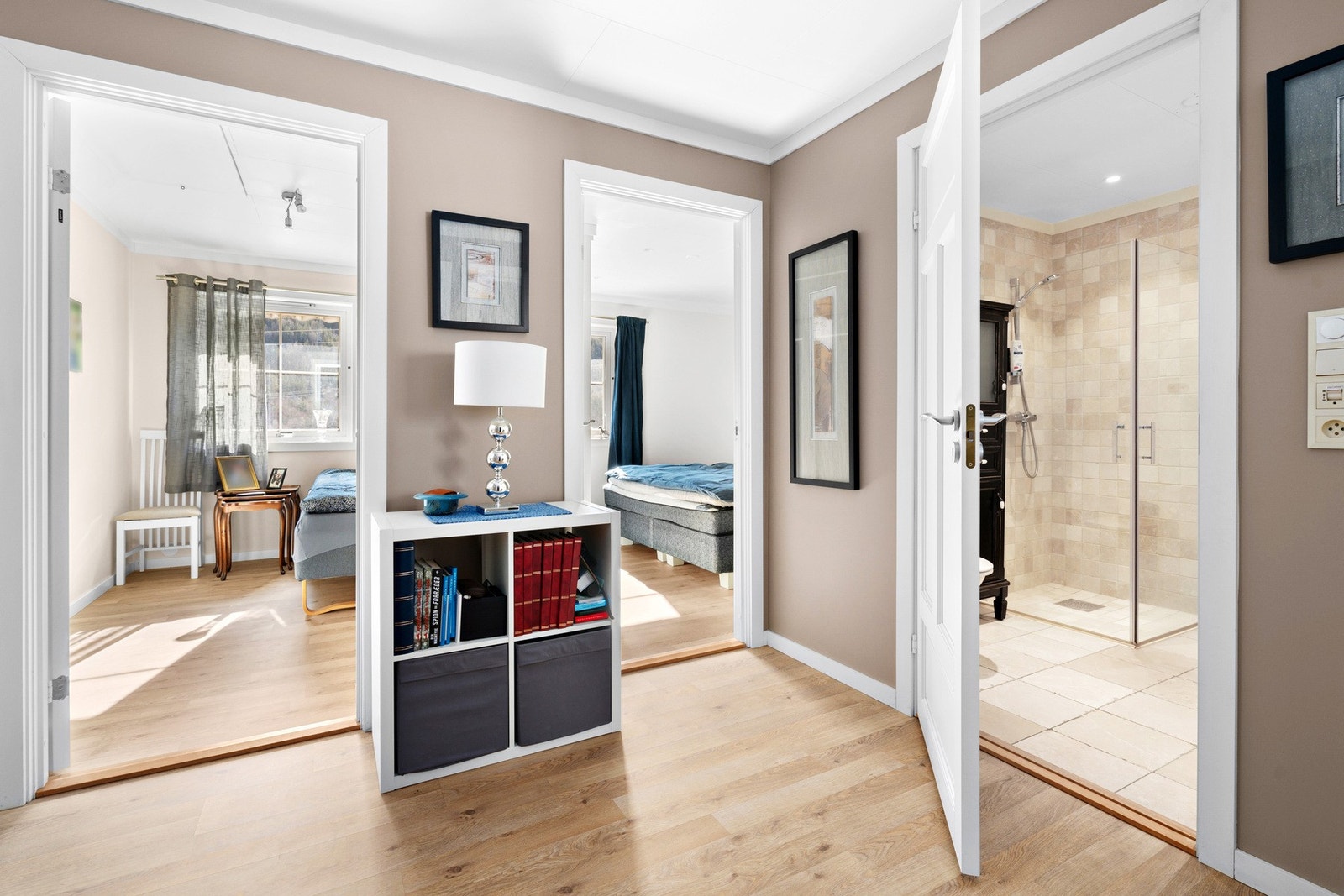 Hall/gang som knytter boligens rom sammen Galleribilde