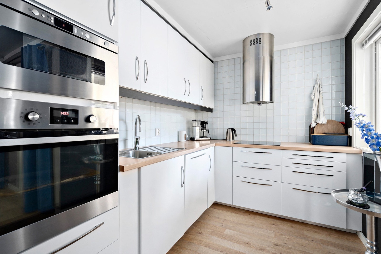 Moderne kjøkken med integrerte hvitevarer Galleribilde