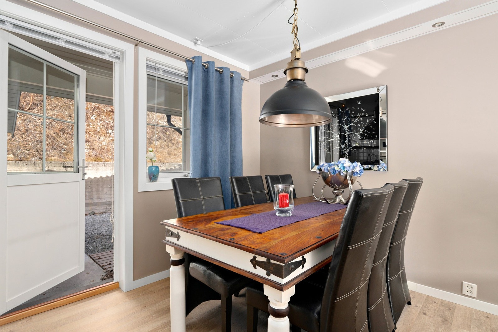 Utgang til uteområder på framside fra spisestue Galleribilde