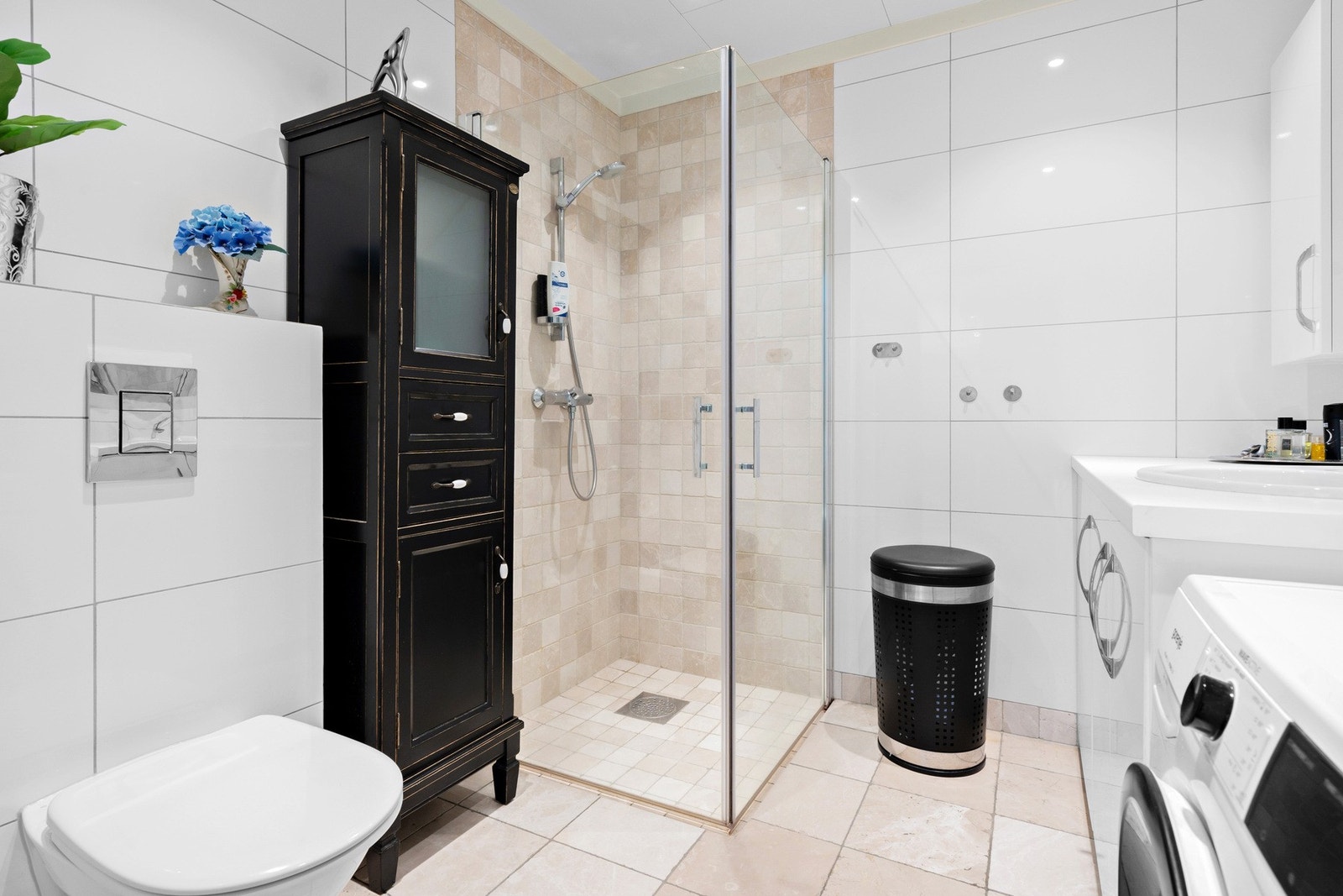 Lekkert flislagt bad, gulv med gulvvarme Galleribilde