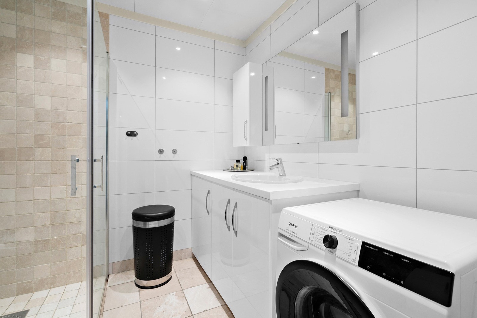 Lekkert flislagt bad, gulv med gulvvarme Galleribilde