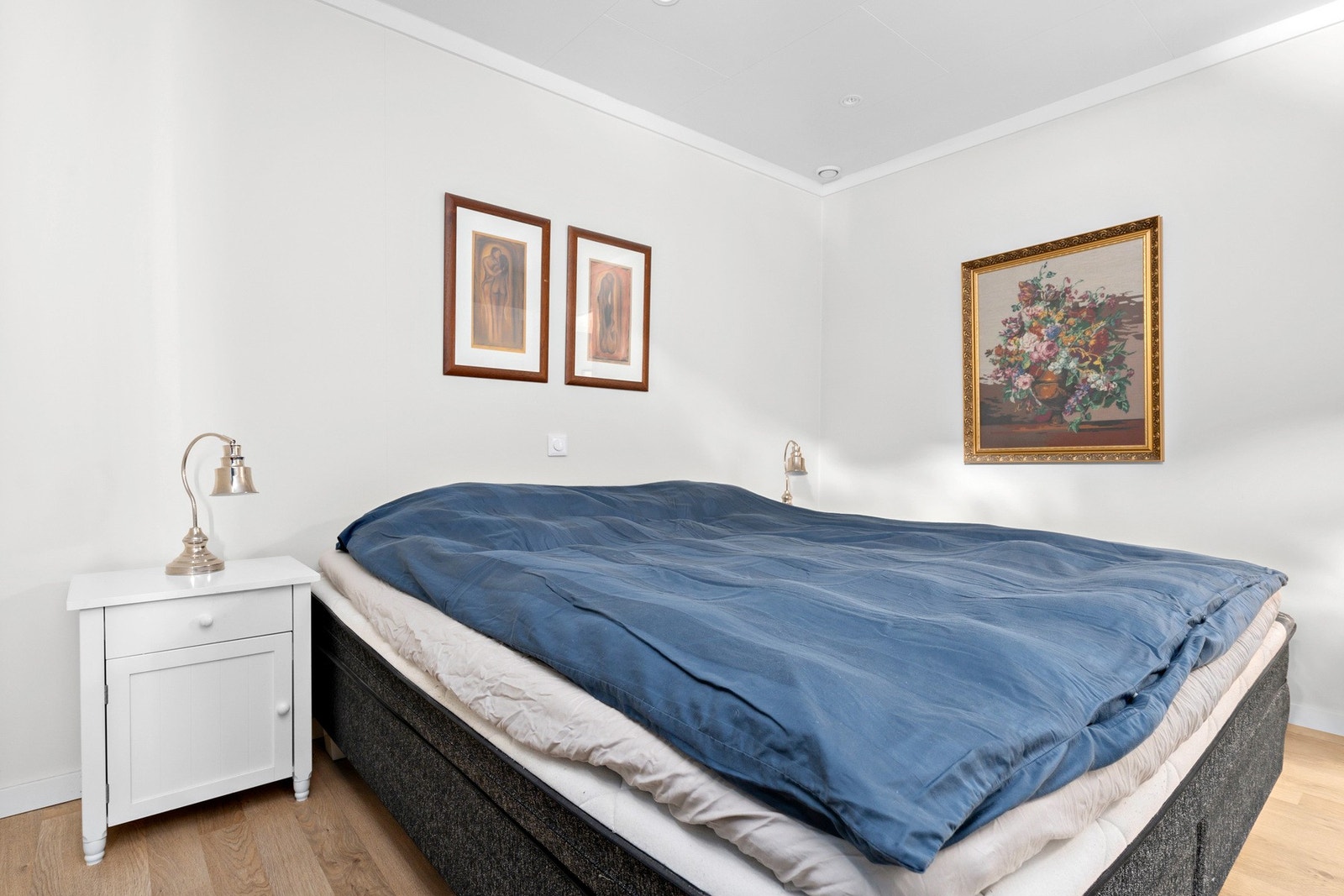 Hovedsoverom av god størrelse, downlights i tak Galleribilde