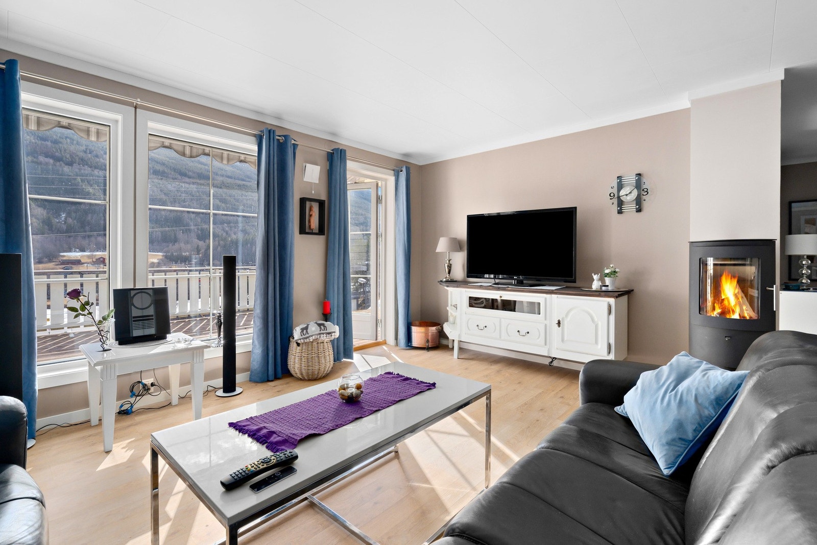 Åpen stue med store vinduer Galleribilde