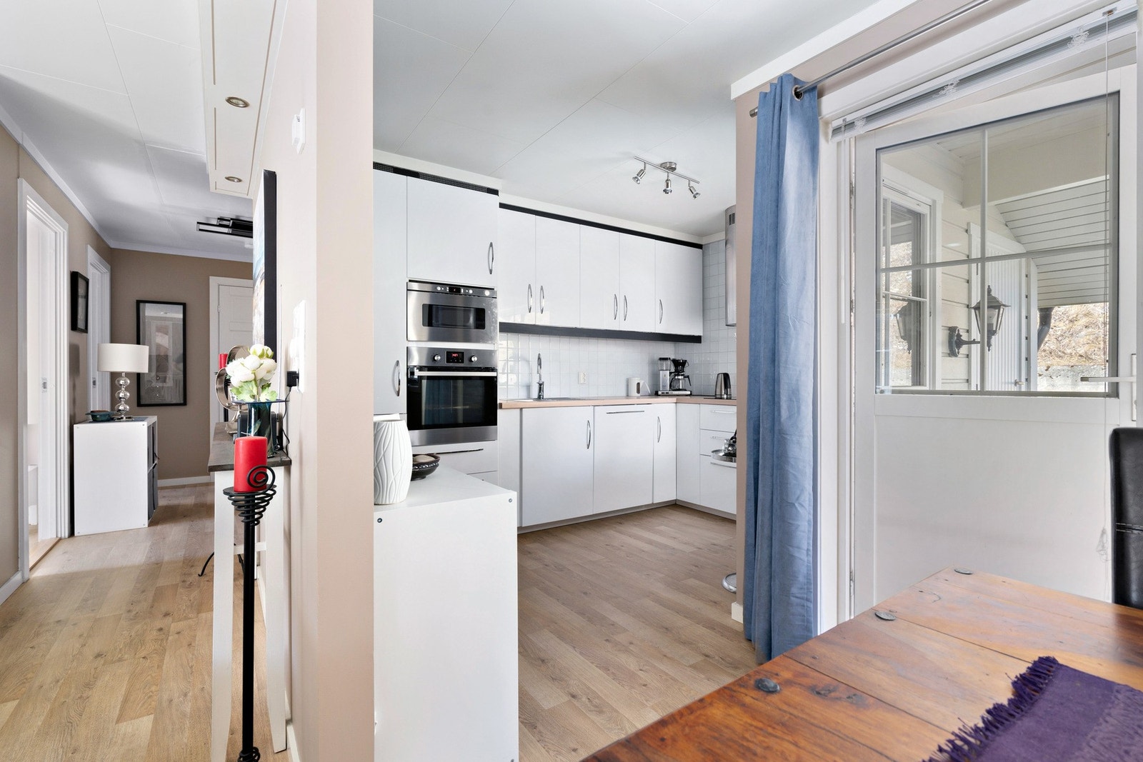 Kjøkkenet er i egen sone slik at matlaging kan holdes adskilt, men samtidig er man tilgjengelig for gjester Galleribilde