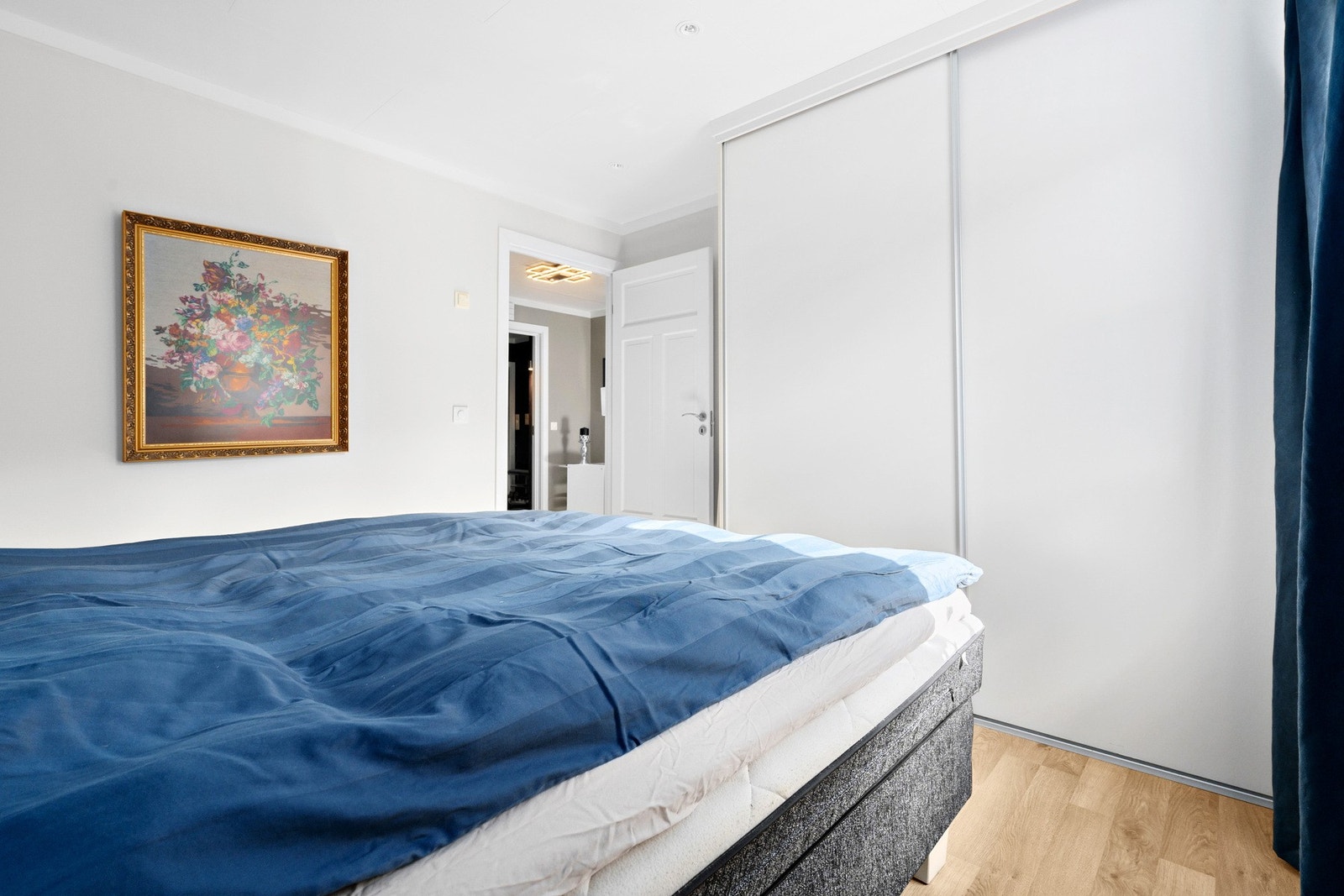 Garderobeskap langs vegg Galleribilde