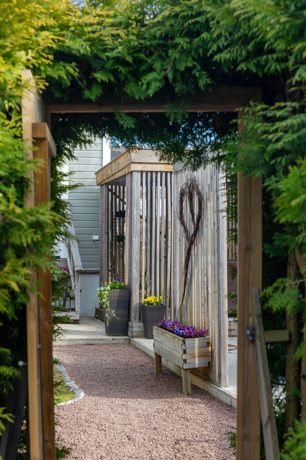 En port i hekken tar deg enkelt ut til gaten. Galleribilde