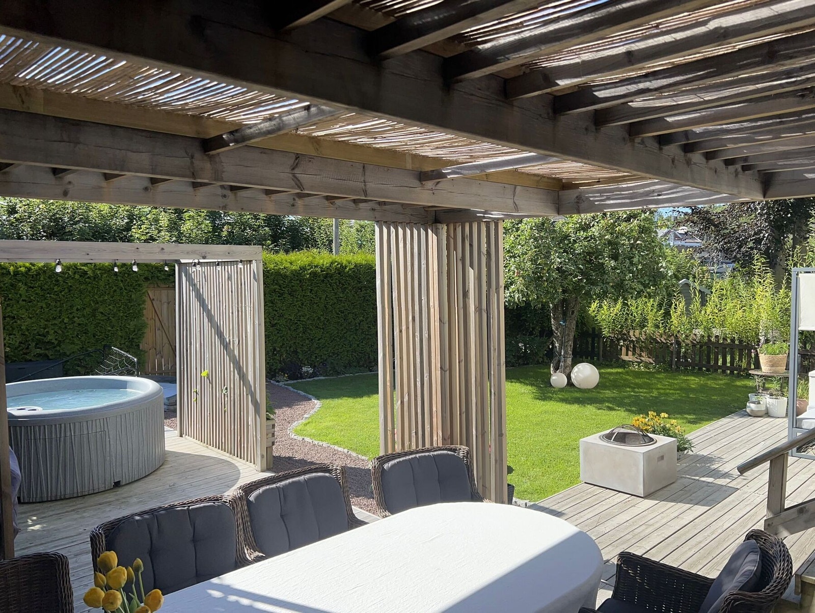 I 2020 ble det etablert en herlig terrasse i hagen, med to flotte pergolaer av spiler og adkomst fra et av soverommene. Galleribilde