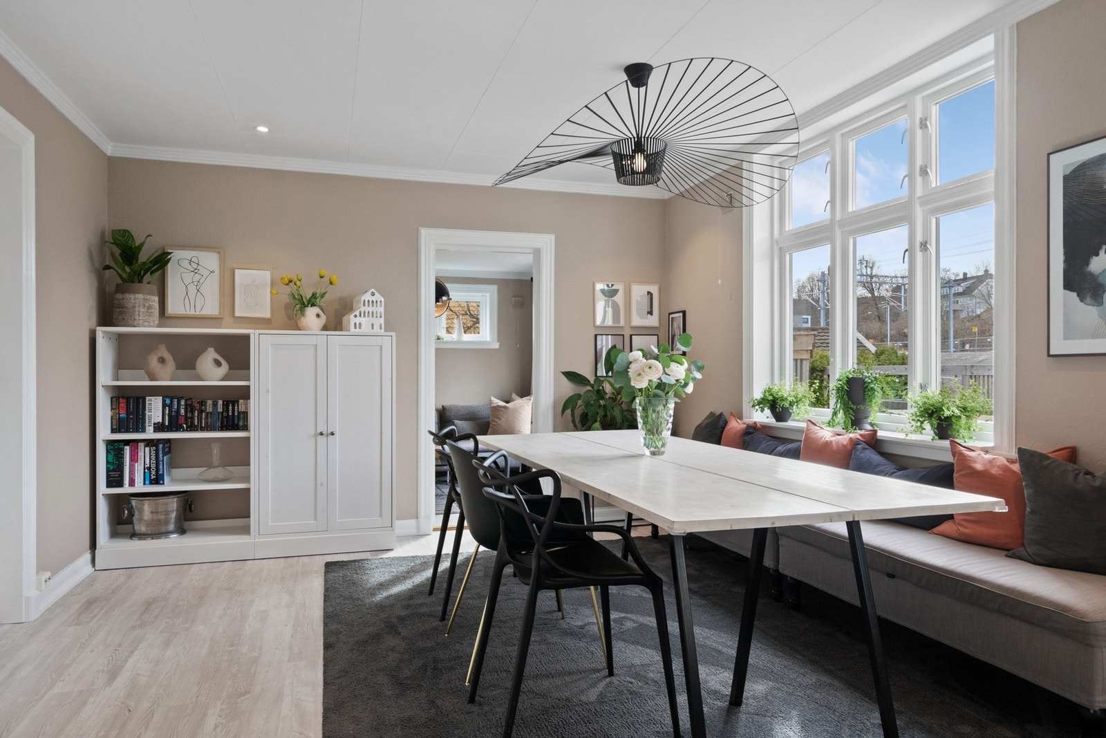 Dagslyset suppleres ypperlig av nyere downlights i taket, og 1-stavs laminat på gulvet kombineres med vegger malt i en varm puddertone. Galleribilde