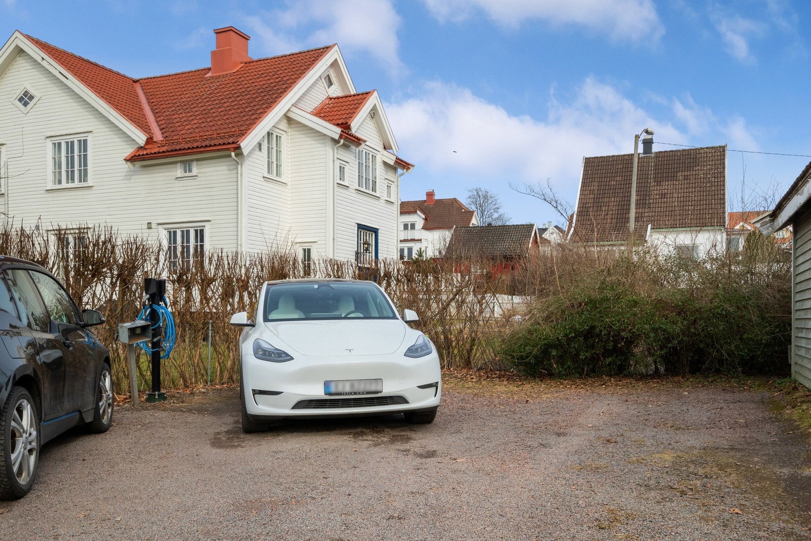 Leiligheten disponerer to parkeringsplasser. Sameiet har en gjesteplass. Galleribilde