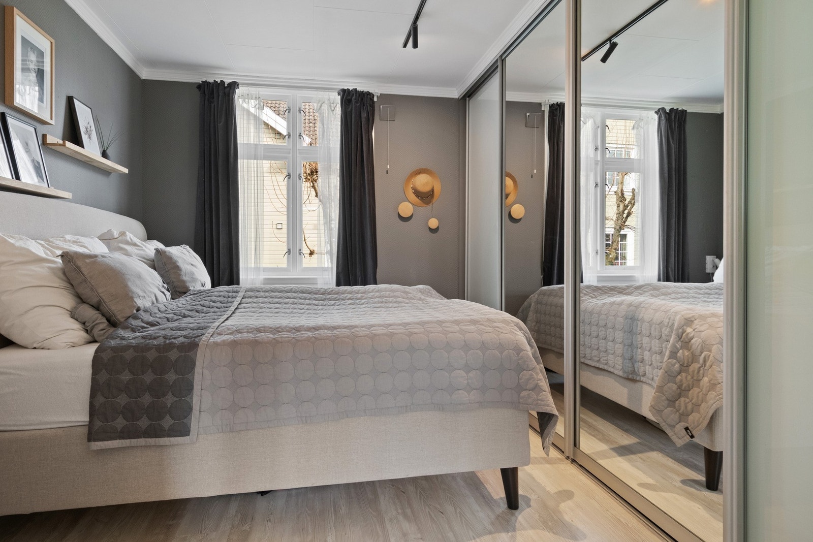 Hovedsoverommet har god plass til dobbeltseng. Galleribilde