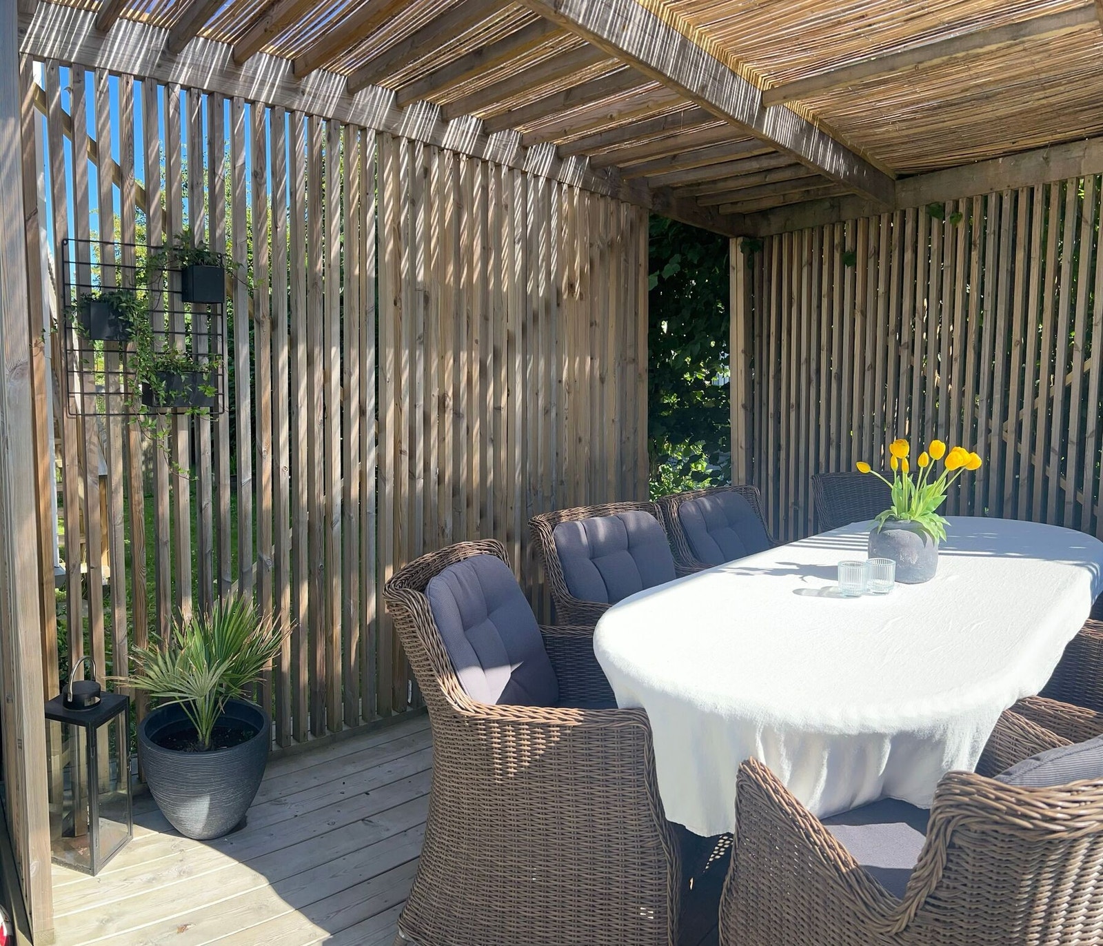 Flere levegger gir fin skjerming, og terrassen oppleves usjenert. Galleribilde