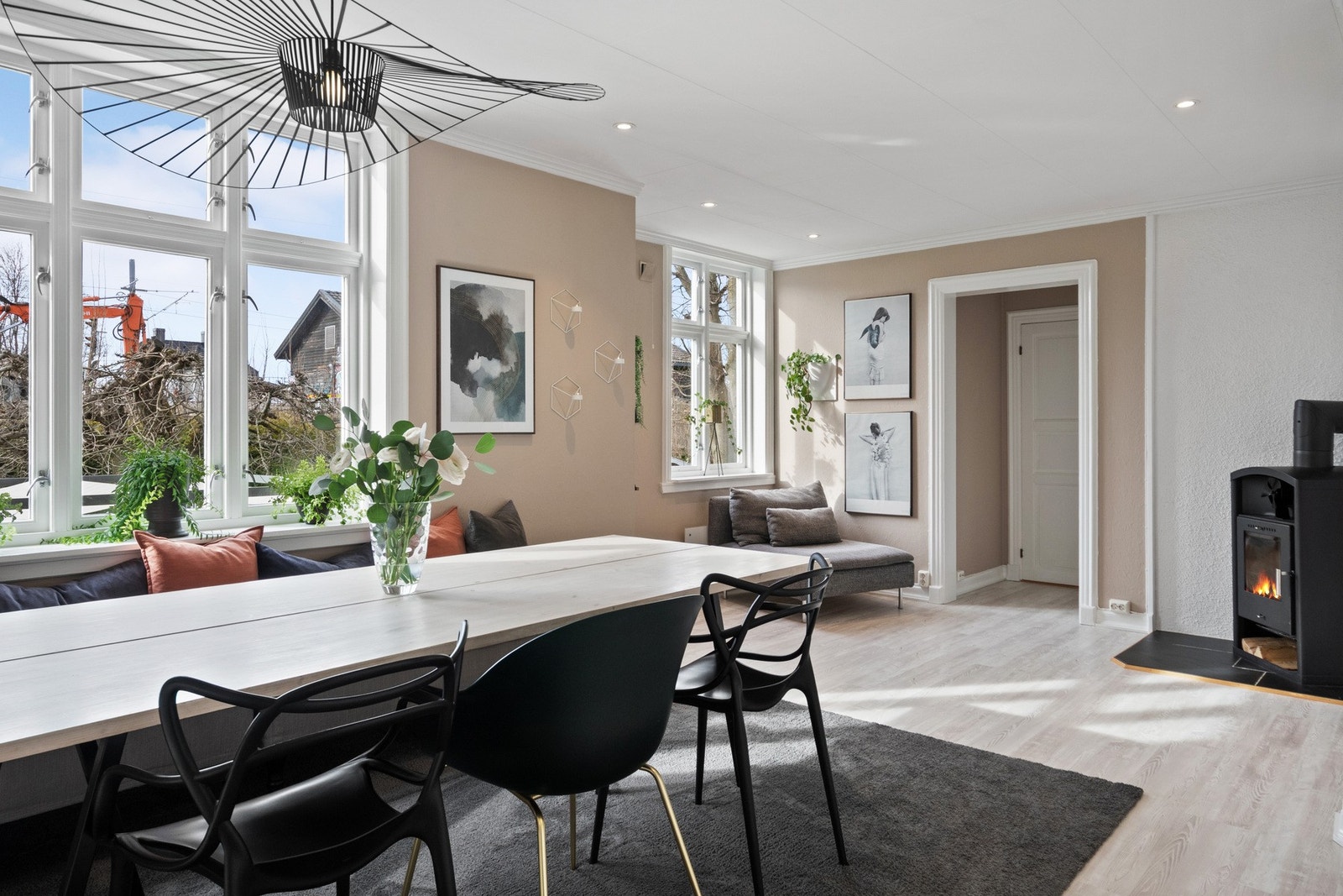 Her kan venner og familie samles for hyggelige måltider rundt et langbord. Galleribilde