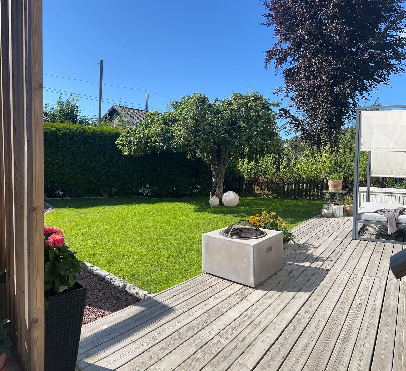 Uteplassen måler ca. 55 kvm og innredes enkelt i ulike soner. Galleribilde