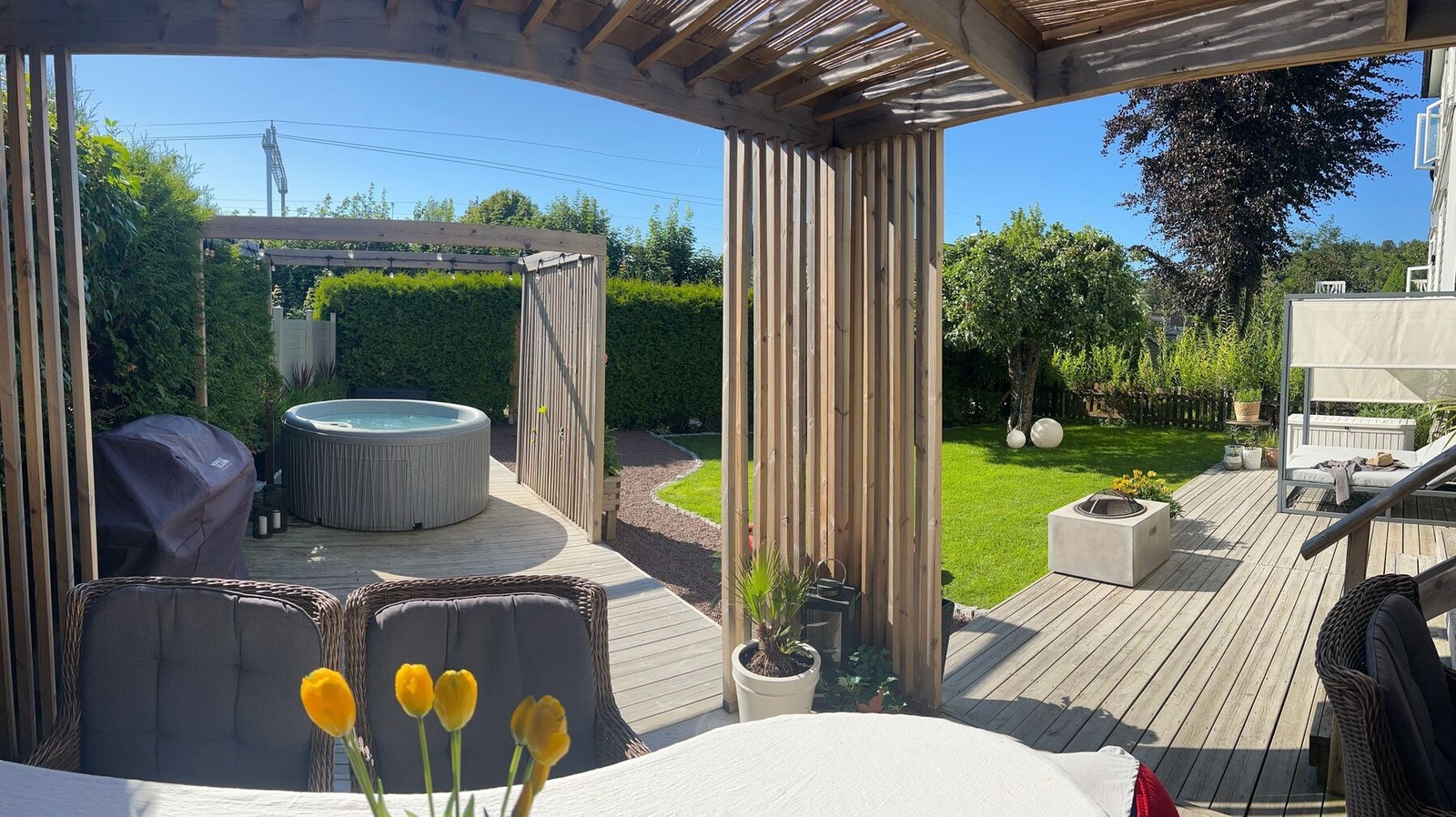 Leiligheten disponerer egen hage, en solrik og skjermet oase midt i Tønsberg. Galleribilde