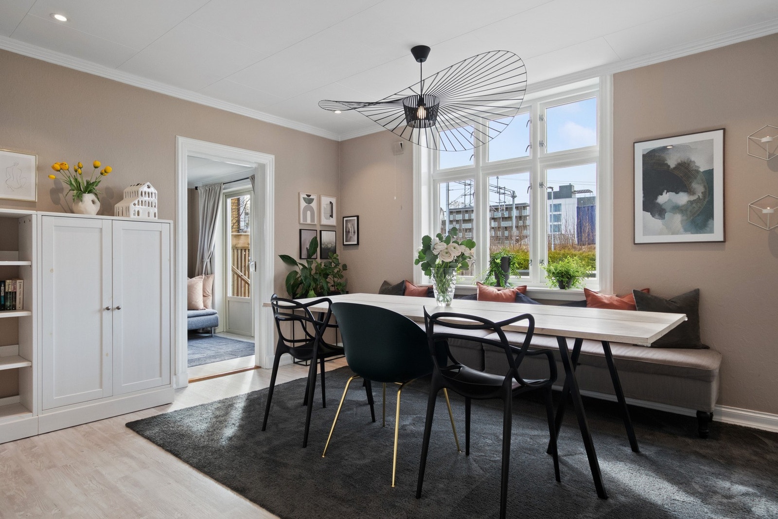 Stuen er et meget pent og romslig oppholdsrom, med gode lysforhold via store krysspostvinduer mot hagen. Galleribilde