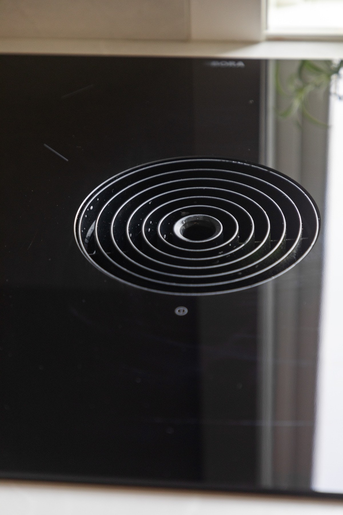 Over benken er det belysning og matchende plater, og ved kokesonen har kjøkkenet en komfyrvakt og en integrert benkeventilator. Galleribilde