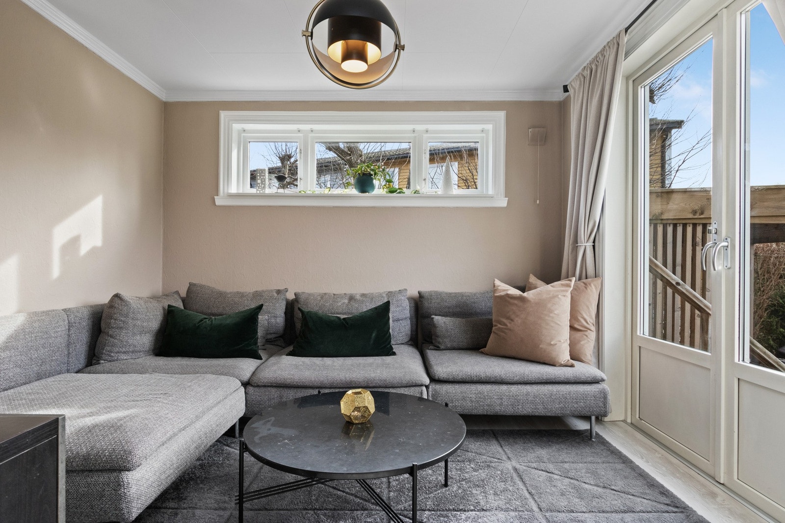 Planløsningen byr på tre pene soverom, noe som gir god fleksibilitet og mange valgmuligheter. Galleribilde