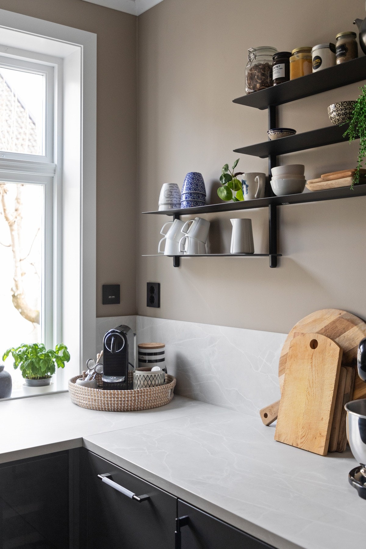 For et luftigere uttrykk er flere overskap droppet til fordel for åpne flater og hyller, men det er likevel godt med både skap- og benkeplass på kjøkkenet. Galleribilde