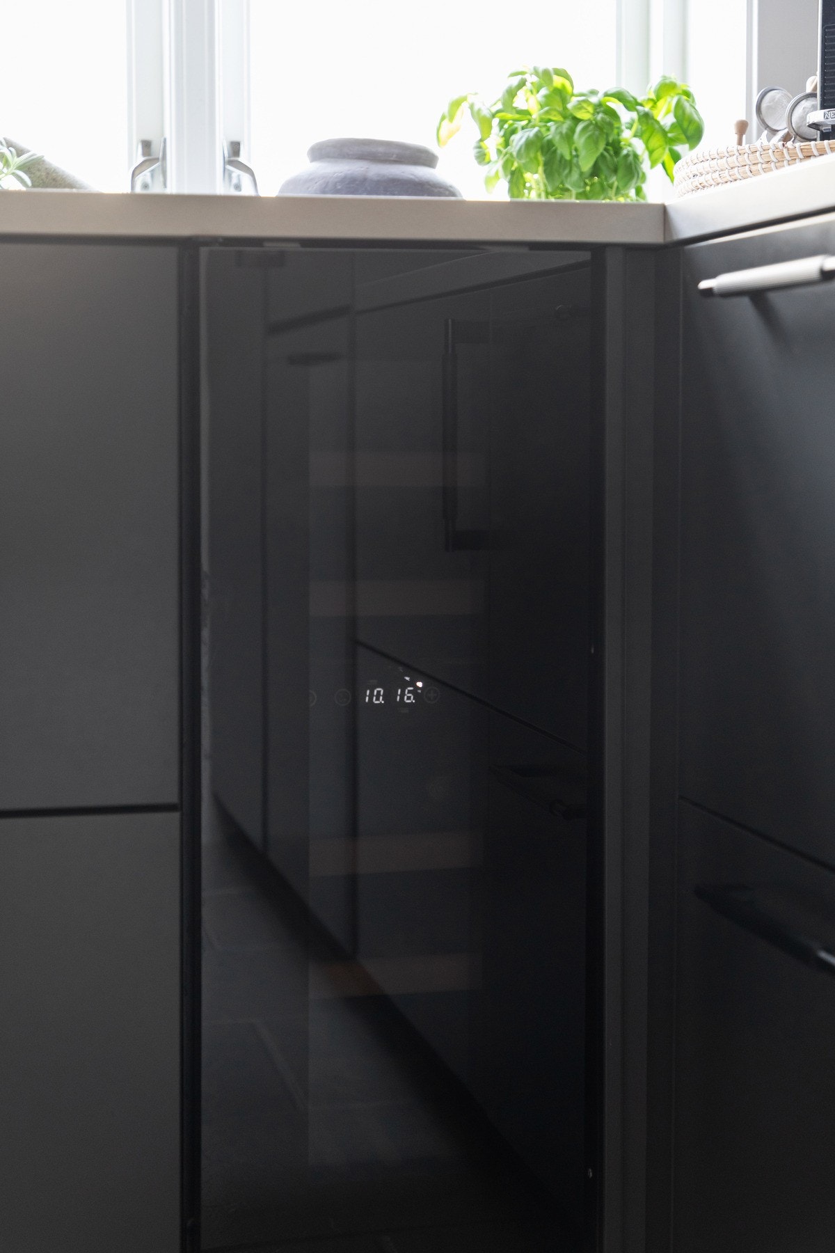 Alle hvitevarene er integrerte, bestående av induksjonstopp, stekeovn, vinskap, oppvaskmaskin, stort kjøleskap og eget fryseskap. Galleribilde