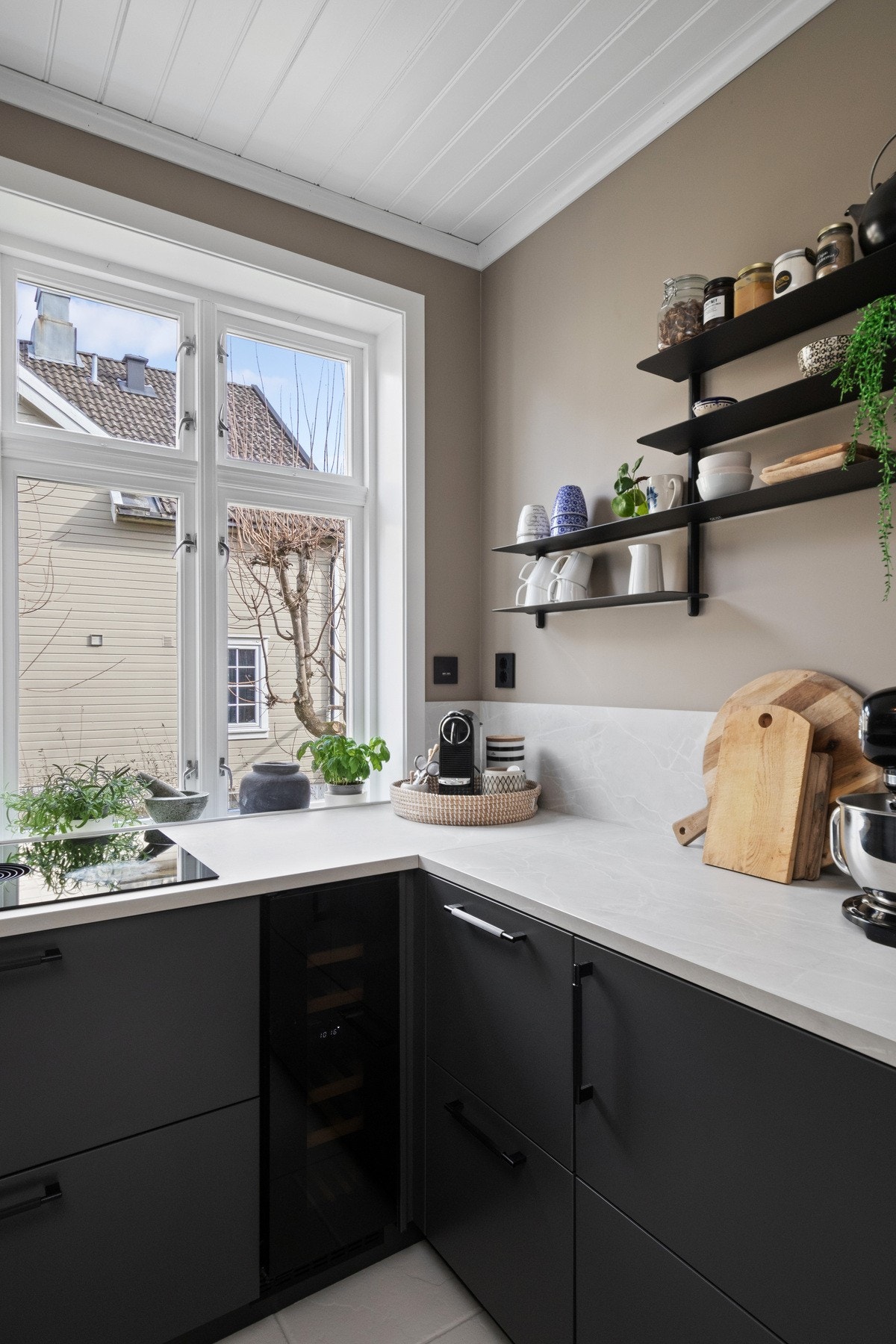 Et stort krysspostvindu bidrar med mye naturlig lys til matlagingen. Galleribilde