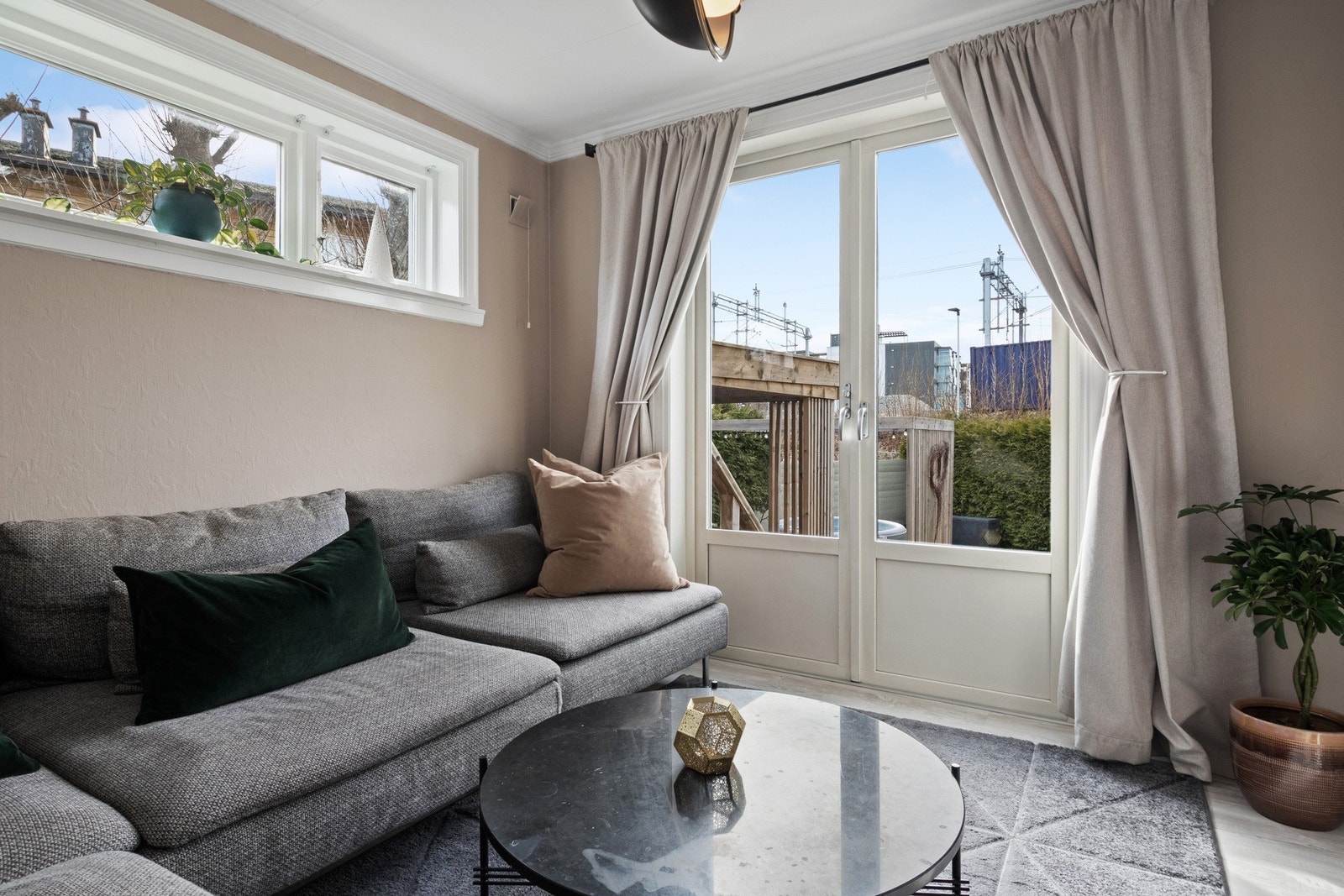 Det ene rommet brukes i dag som tv-stue, og en tofløyet glassdør fører ut til den store og solrike terrassen. Galleribilde