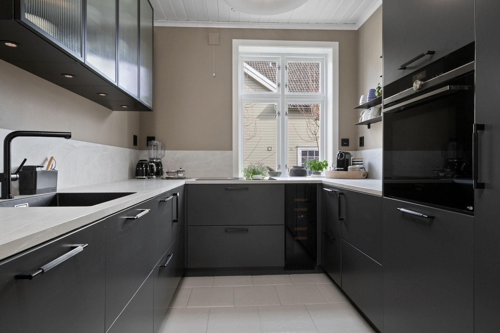 Kjøkkenet er stilfullt og påkostet, der en moderne innredning fra Drømmekjøkkenet ble oppført i en smart u-form i 2022. Galleribilde