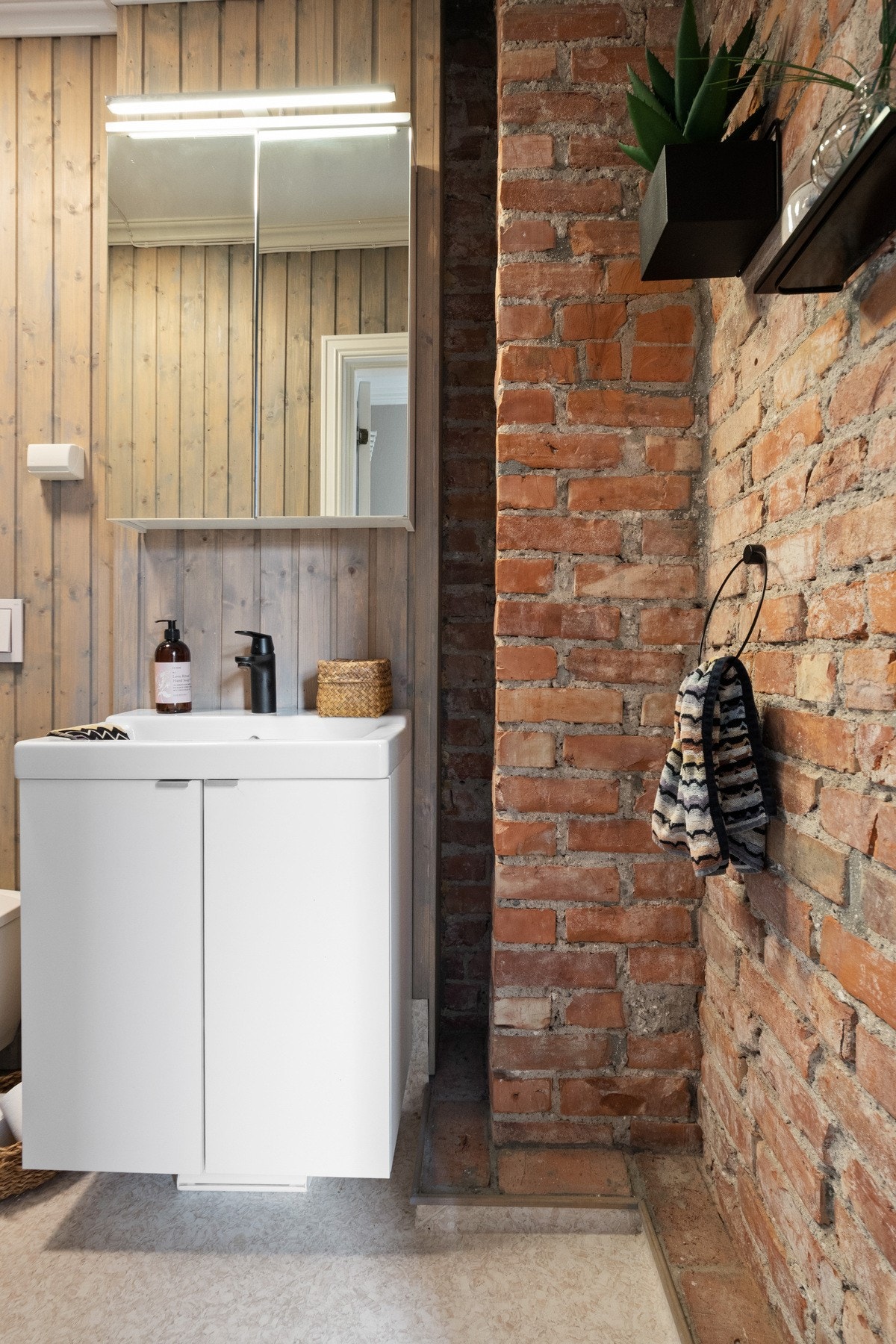 Badet ble pusset opp 2018, og en original murvegg ble bevart for et spennende uttrykk. Galleribilde