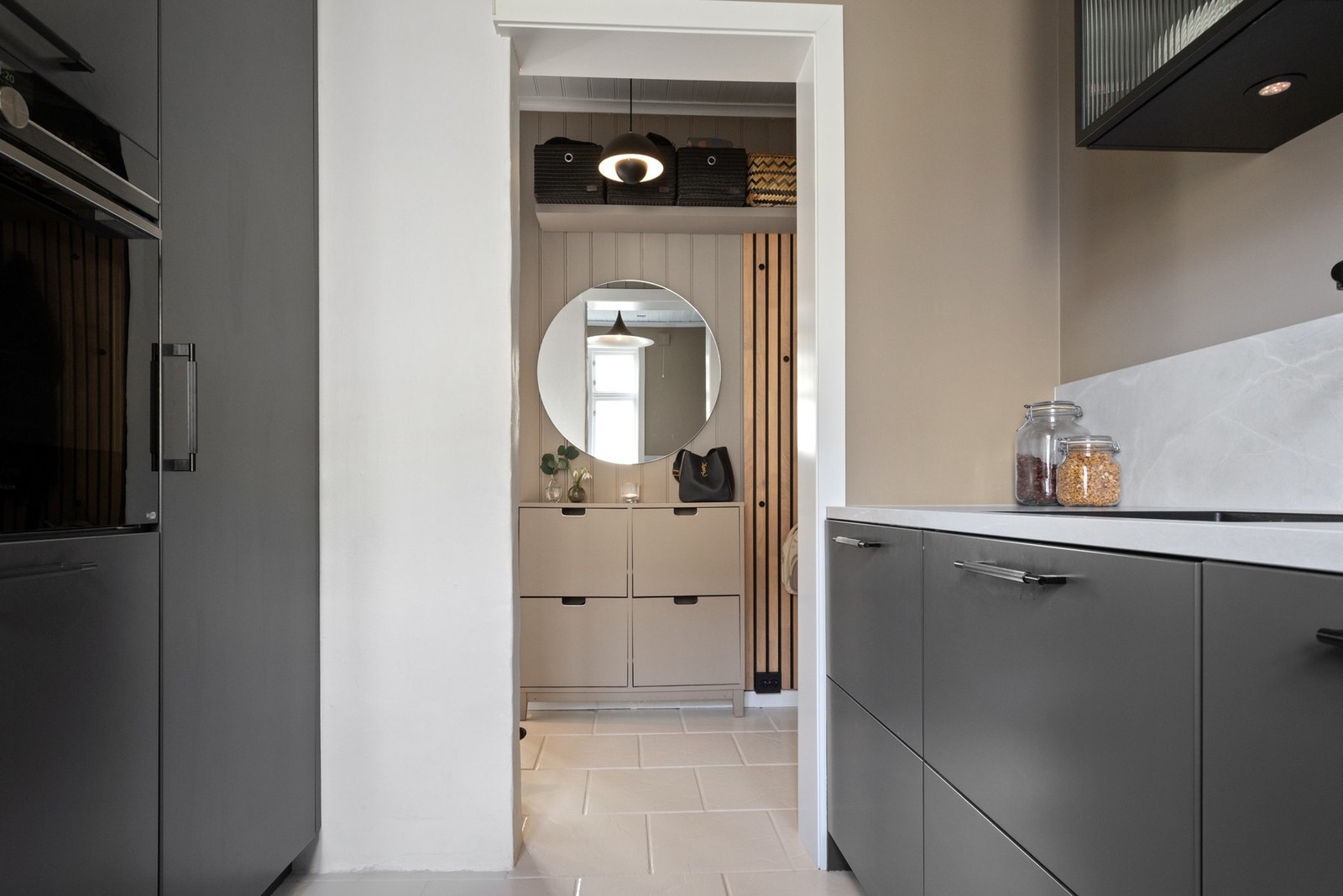 Med unntak av platetoppen som er av typen Bora Pure, er hvitevarene levert av Siemens og har WiFi-styring. Ovnen er praktisk plassert i et høyskap. Galleribilde