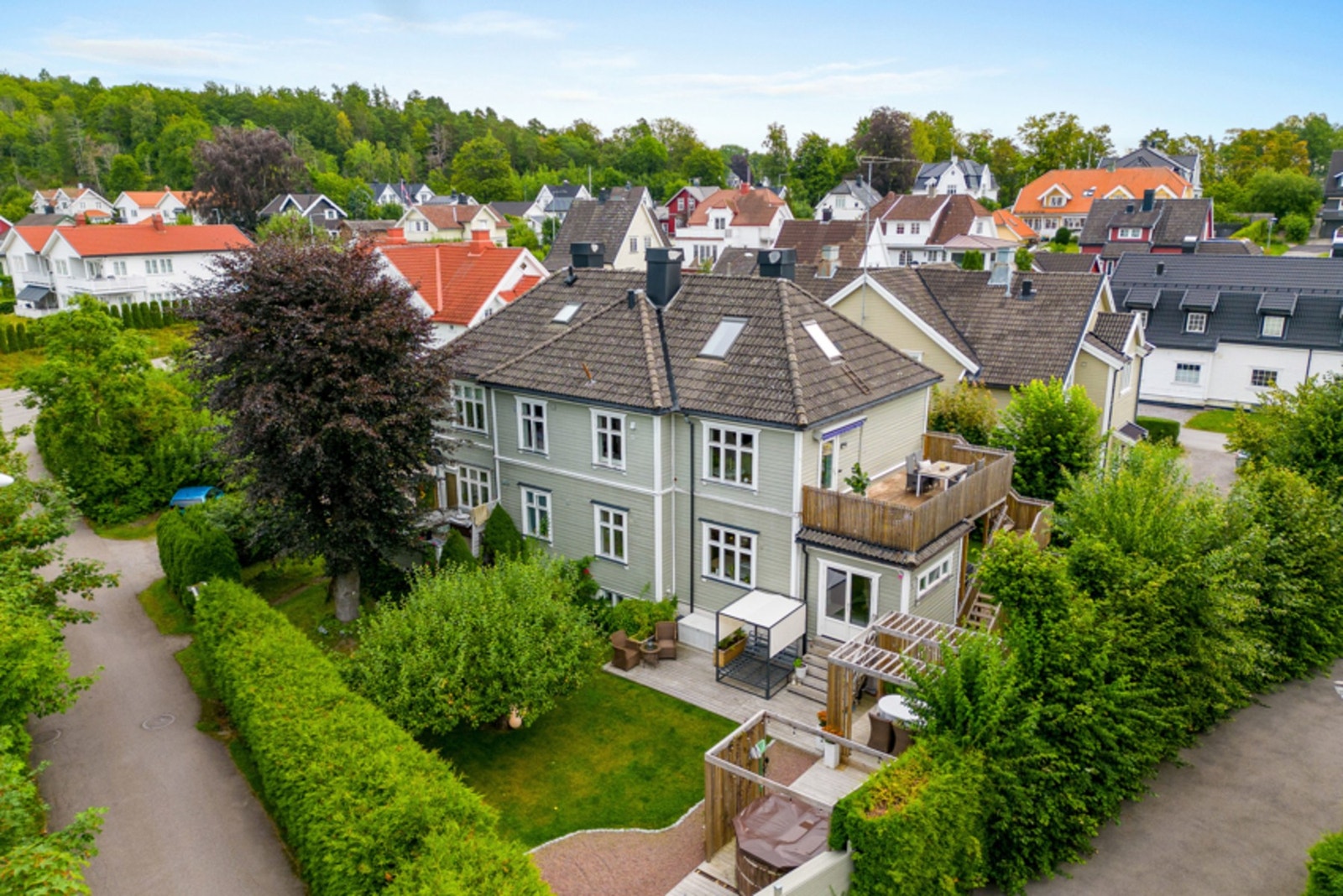 Beliggenheten er utmerket, med gangavstand til alt man trenger i hverdagen. Like utenfor døra er det dagligvare, togstasjon og turmuligheter på Slottsfjellet. Galleribilde