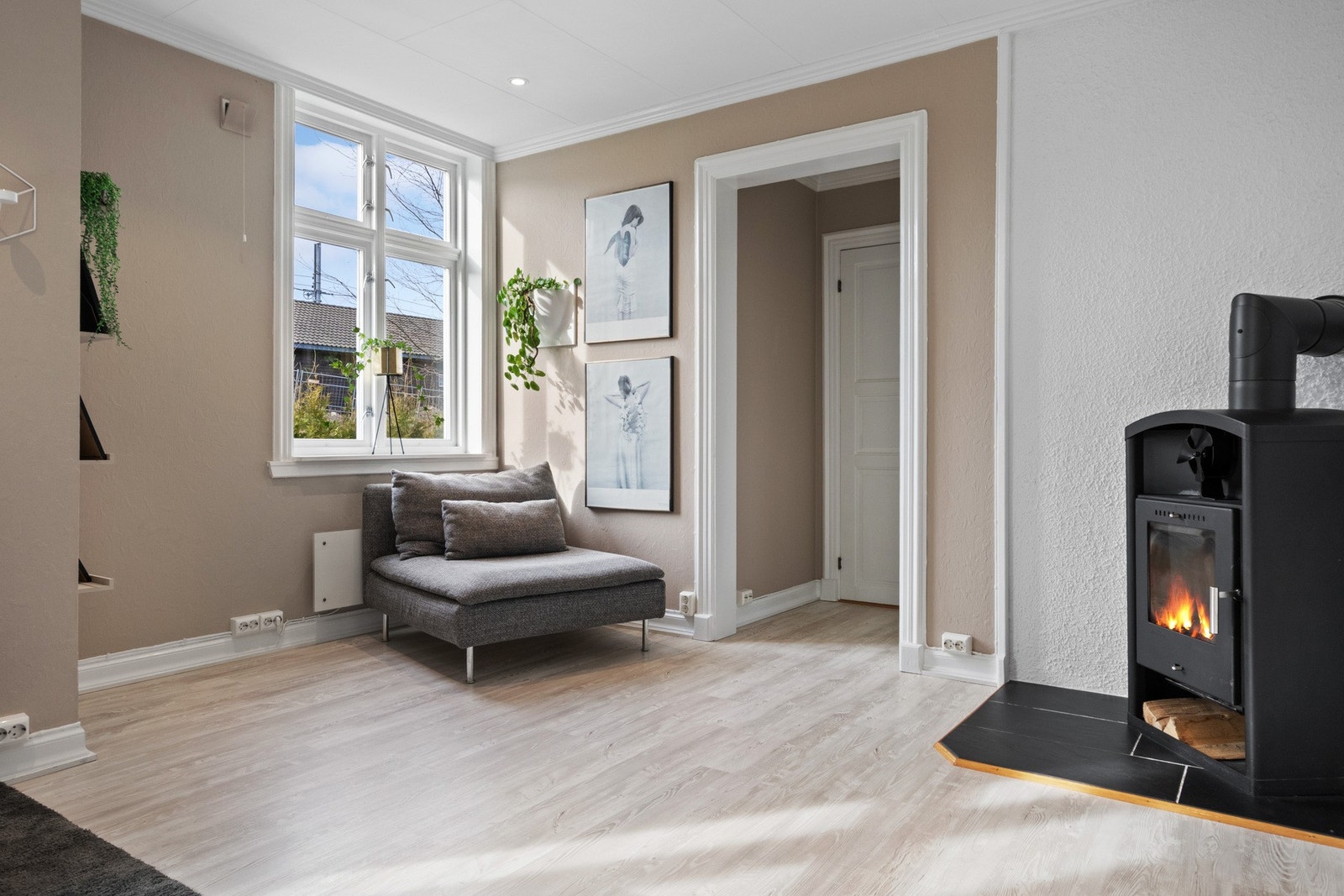 Lune kvelder sikres av en peisovn. Galleribilde