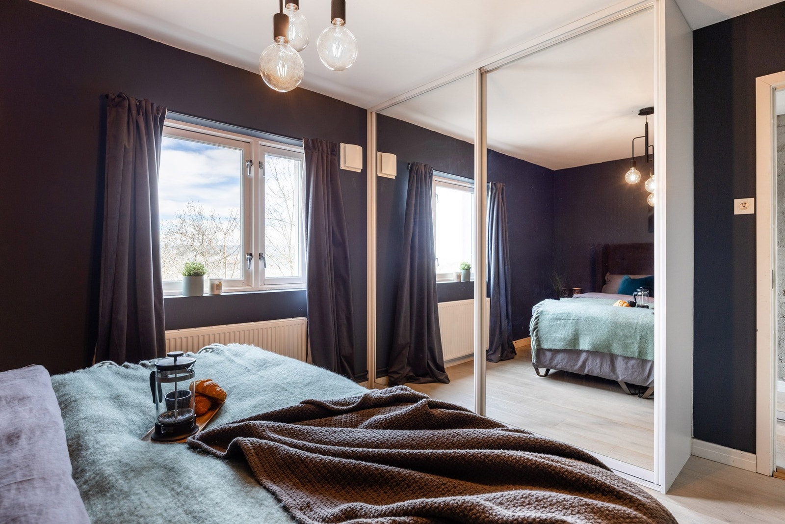 Hovedsoverom med stor garderobeløsning. Galleribilde