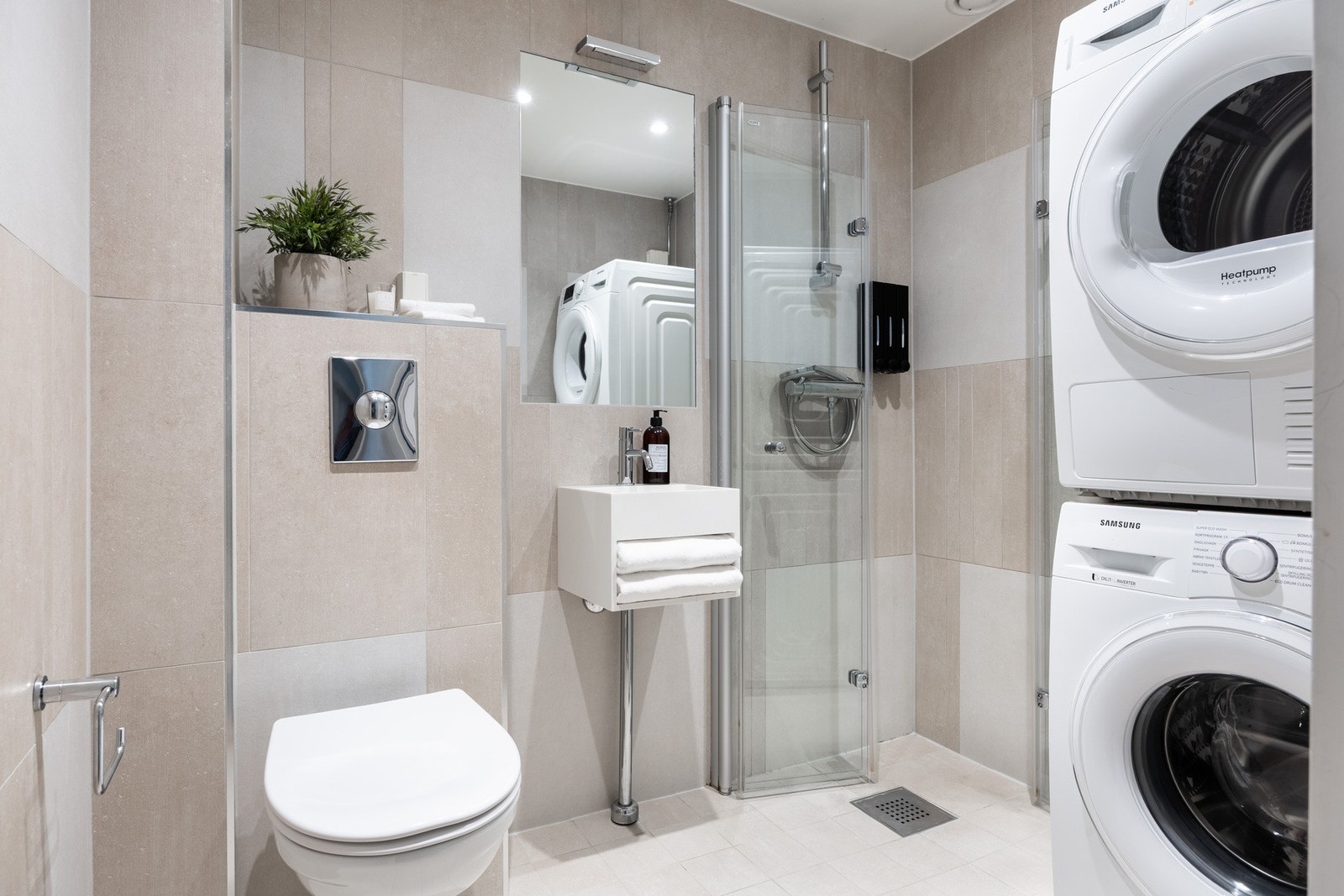 Lyst og pent baderom som ble overflateoppusset med nye italienske fliser i 2018. Galleribilde