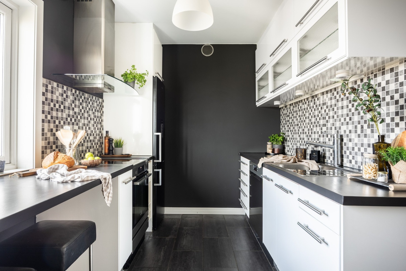 Romslig kjøkken med mye skap- og benkeplass. Galleribilde