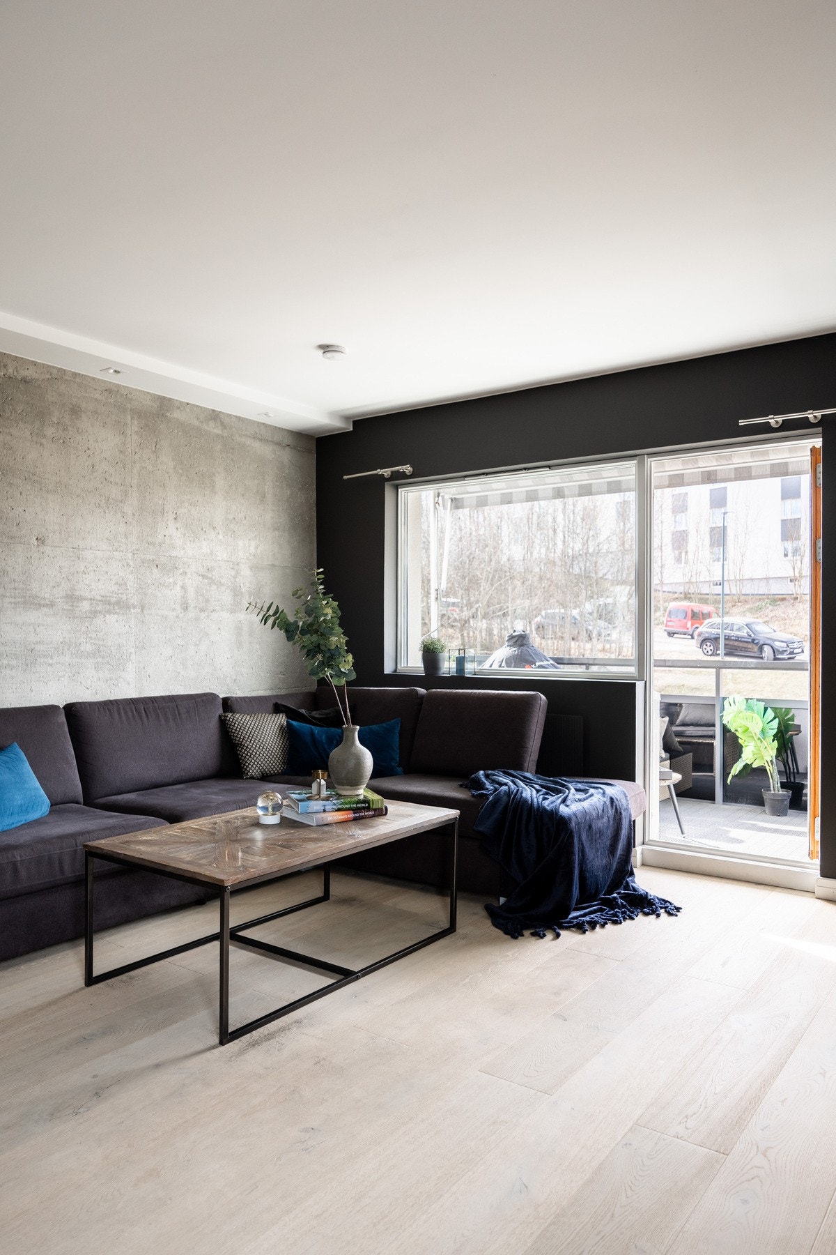 Store vindusflater som slipper inn mye naturlig lys. Galleribilde