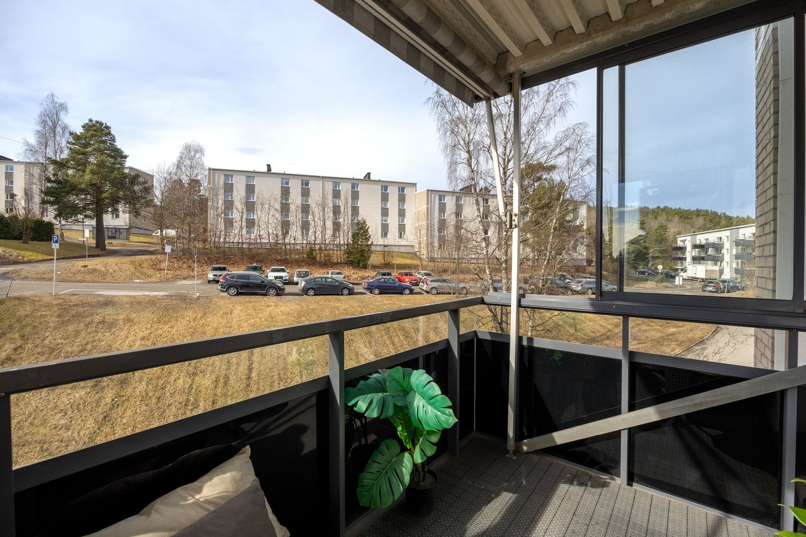 Lun og meget vindstille beliggenhet. I tillegg har balkongen manuell markise. Galleribilde